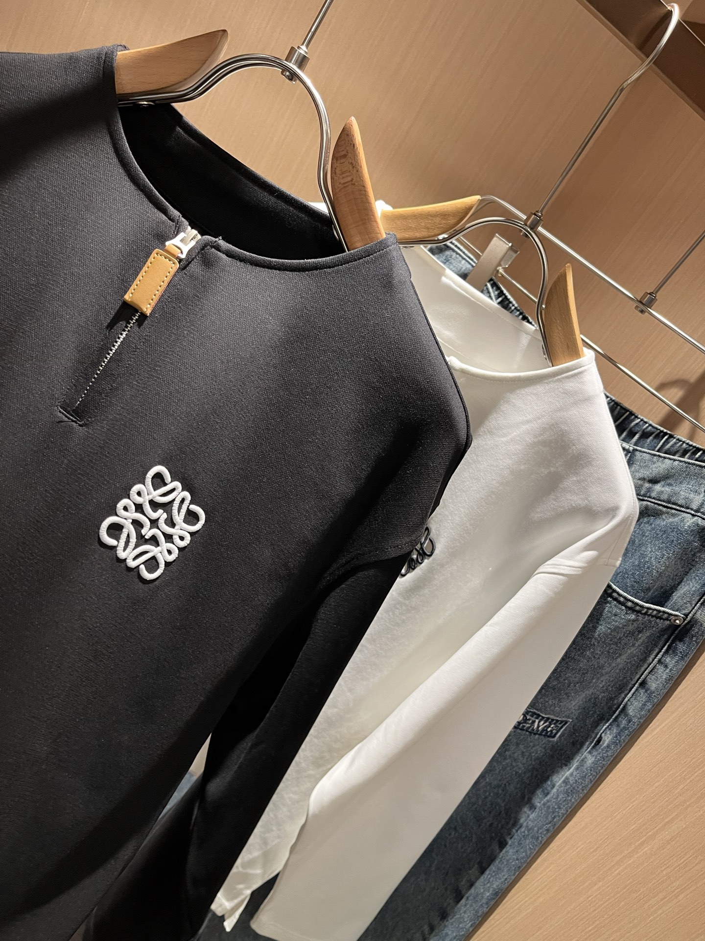 LOE*WE罗*威 2025秋冬男士打底衫，意大利原厂订单渠道，极具个性高级风，标志logo图案刺绣工艺