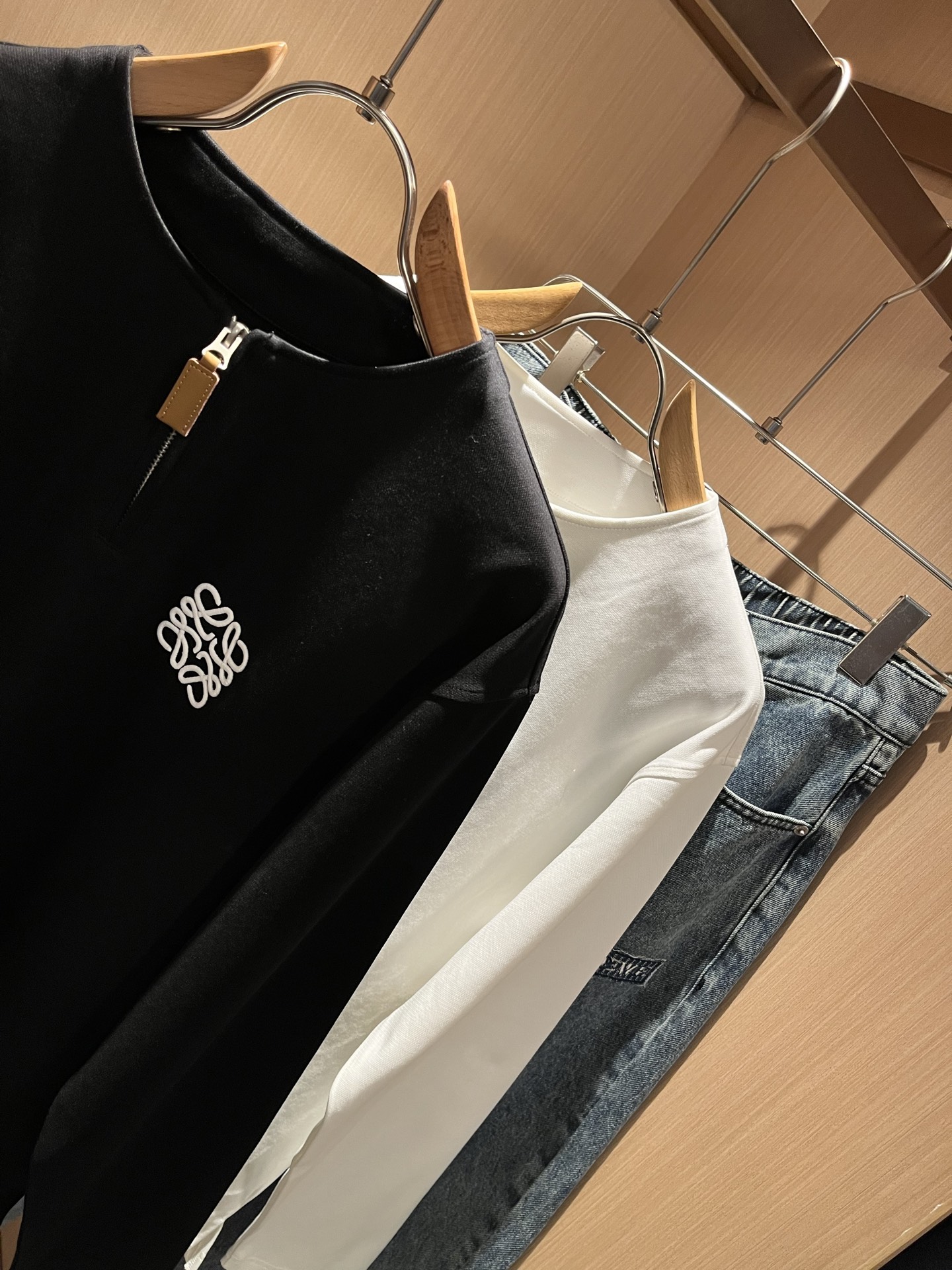 LOE*WE罗*威 2025秋冬男士打底衫，意大利原厂订单渠道，极具个性高级风，标志logo图案刺绣工艺