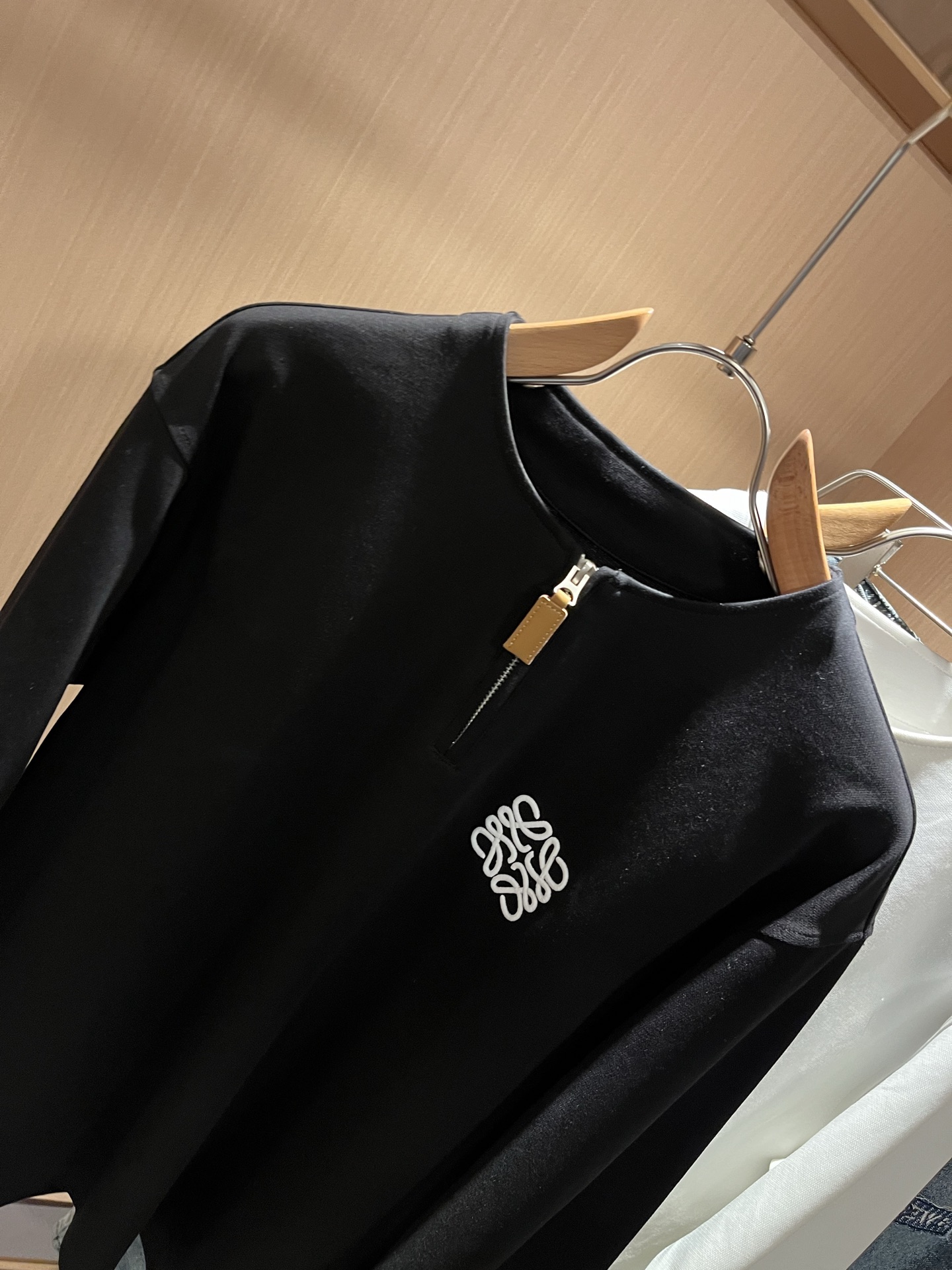 LOE*WE罗*威 2025秋冬男士打底衫，意大利原厂订单渠道，极具个性高级风，标志logo图案刺绣工艺