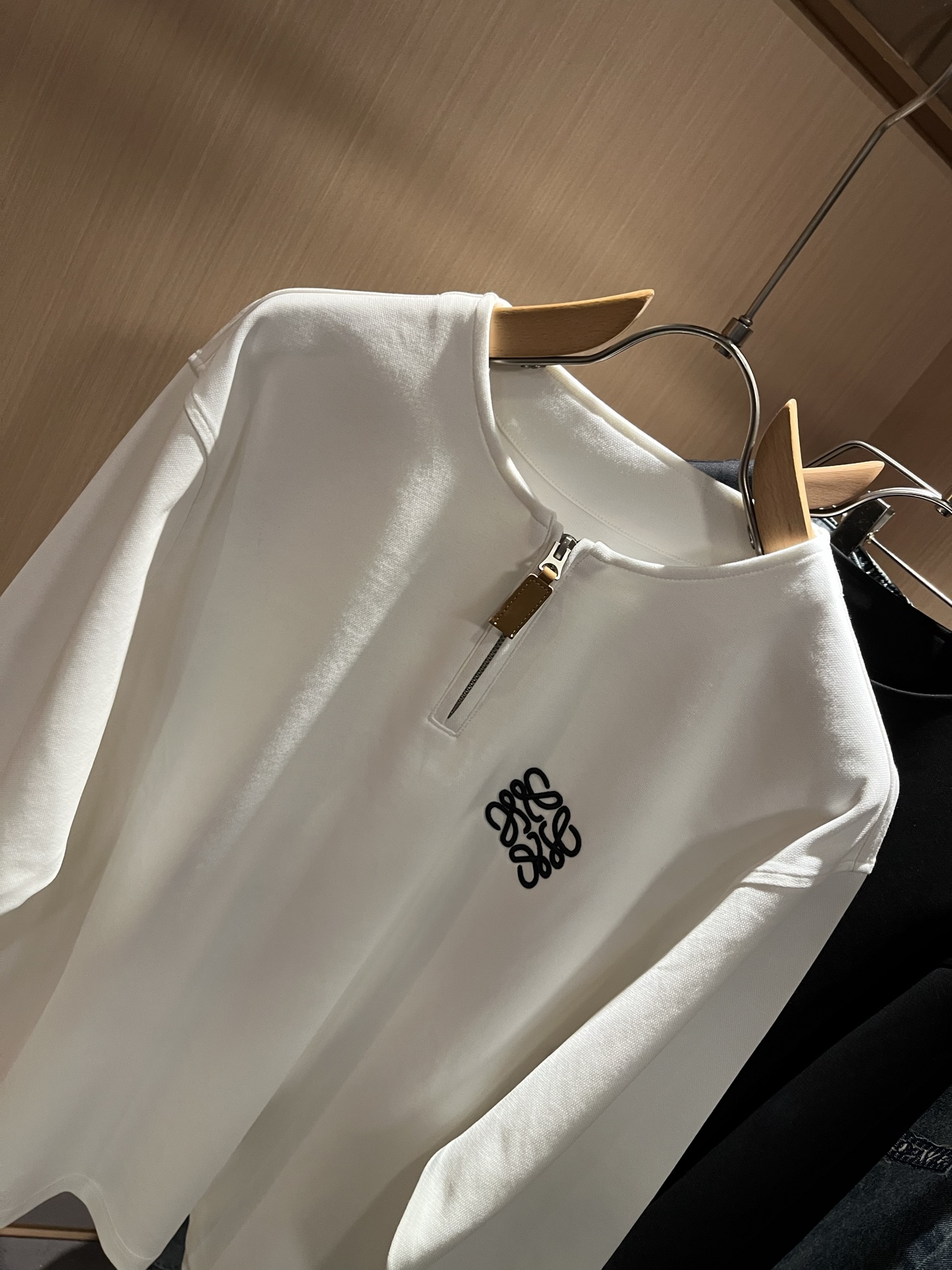 LOE*WE罗*威 2025秋冬男士打底衫，意大利原厂订单渠道，极具个性高级风，标志logo图案刺绣工艺