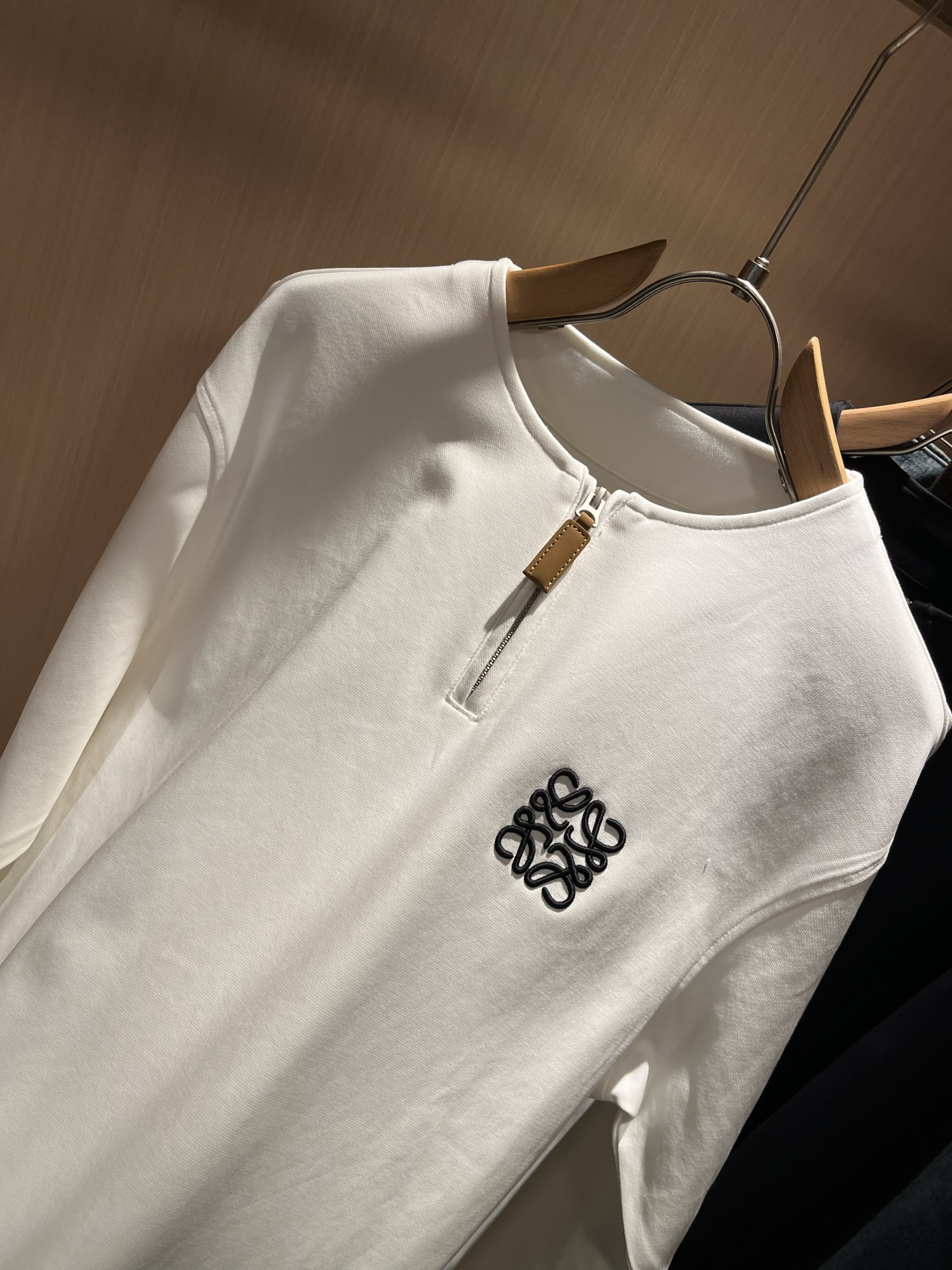 LOE*WE罗*威 2025秋冬男士打底衫，意大利原厂订单渠道，极具个性高级风，标志logo图案刺绣工艺