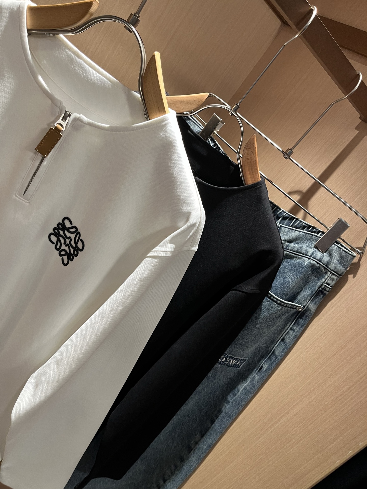 LOE*WE罗*威 2025秋冬男士打底衫，意大利原厂订单渠道，极具个性高级风，标志logo图案刺绣工艺