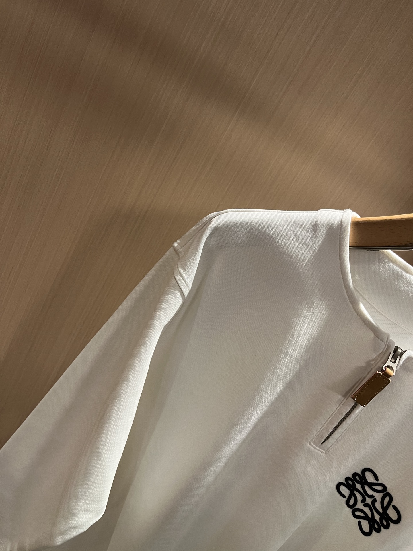 LOE*WE罗*威 2025秋冬男士打底衫，意大利原厂订单渠道，极具个性高级风，标志logo图案刺绣工艺