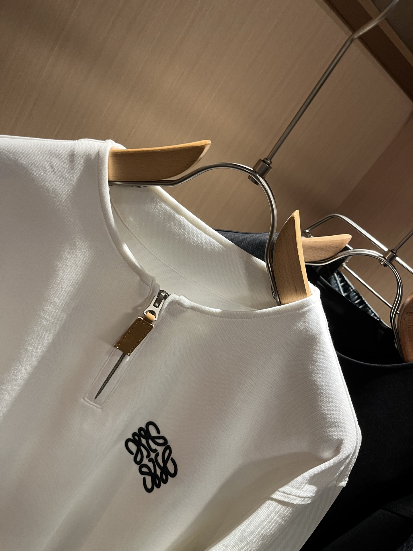 LOE*WE罗*威 2025秋冬男士打底衫，意大利原厂订单渠道，极具个性高级风，标志logo图案刺绣工艺