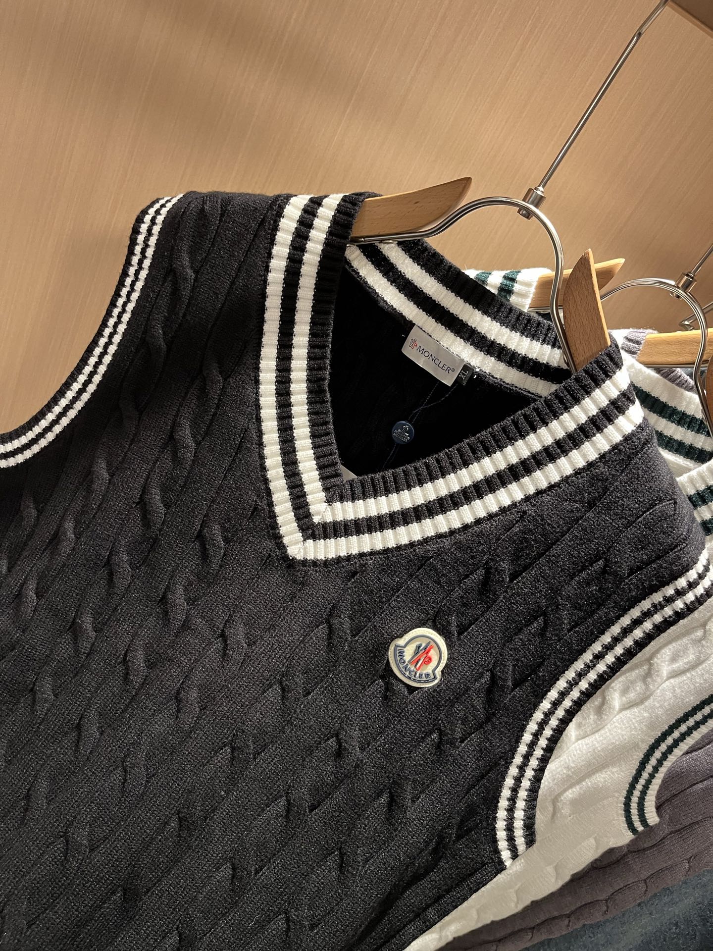 Moncl*r蒙*口 2025秋冬男女同款情侣款👫最新的贸易订单针织马甲，全品相！！网红款！工艺采用针织