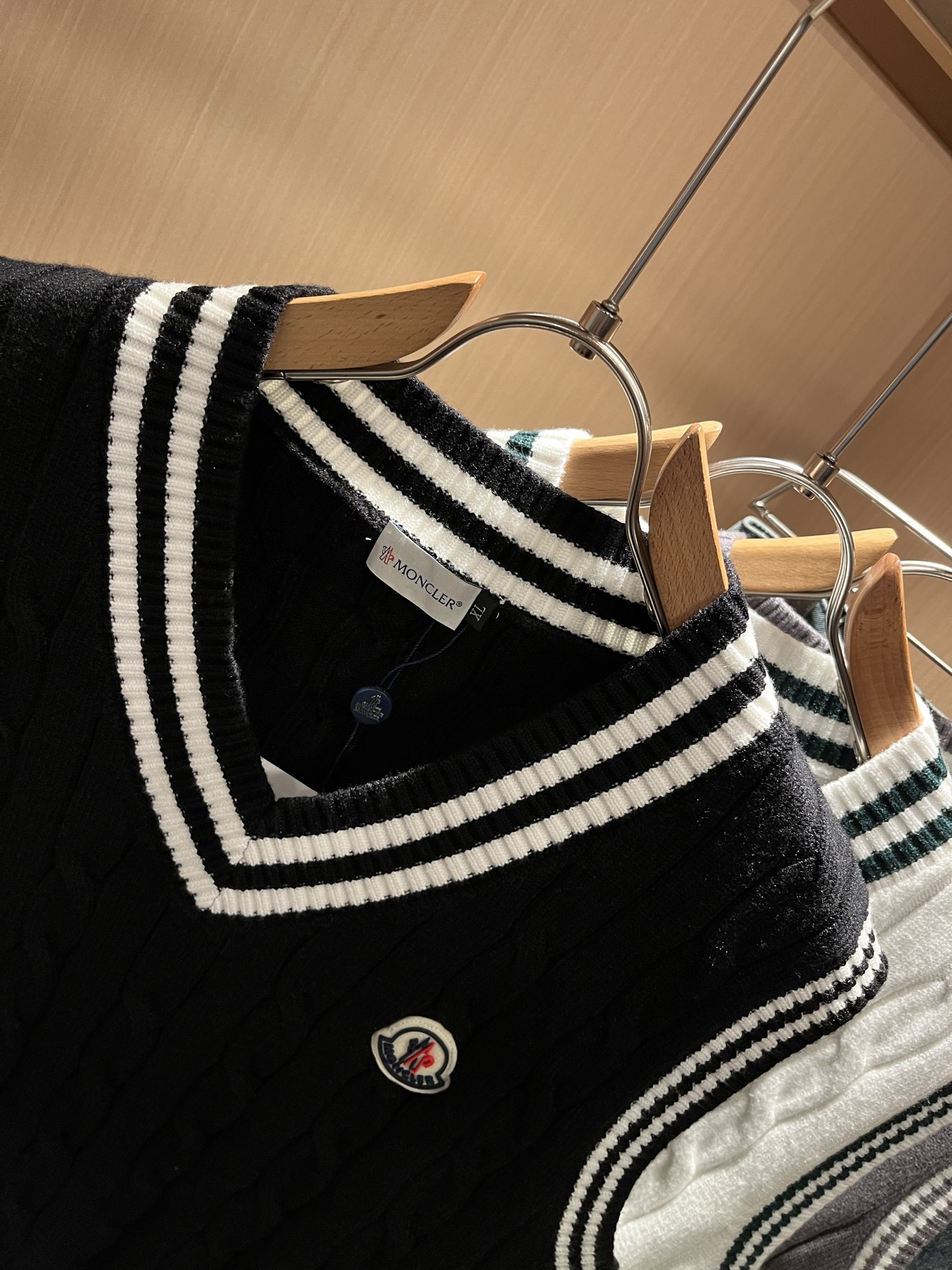 Moncl*r蒙*口 2025秋冬男女同款情侣款👫最新的贸易订单针织马甲，全品相！！网红款！工艺采用针织