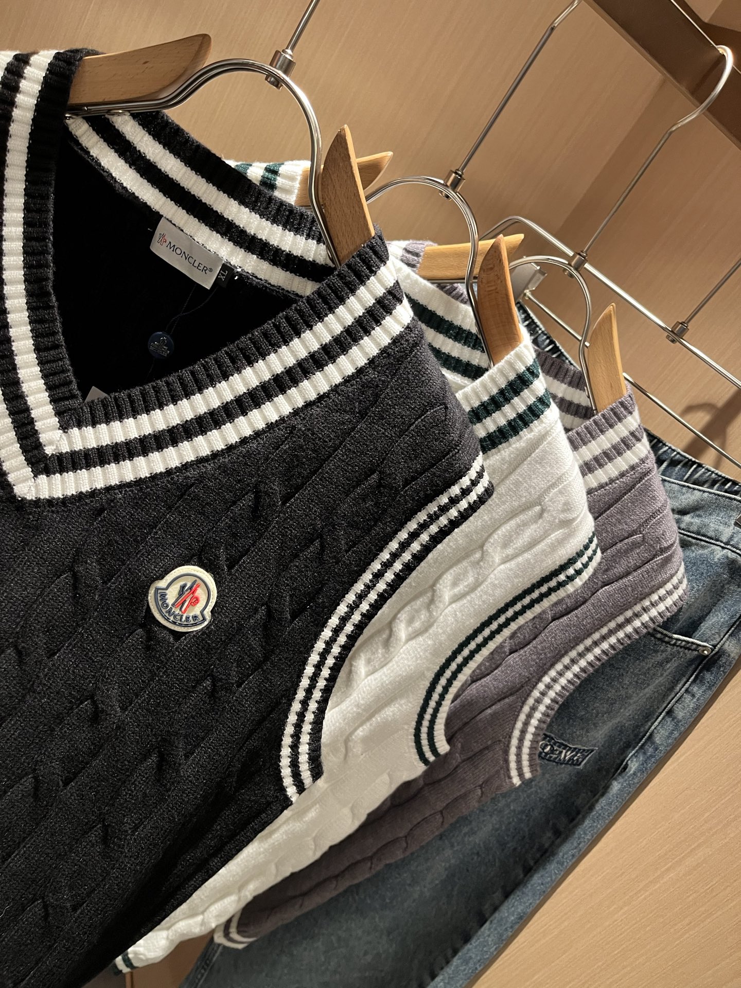 Moncl*r蒙*口 2025秋冬男女同款情侣款👫最新的贸易订单针织马甲，全品相！！网红款！工艺采用针织