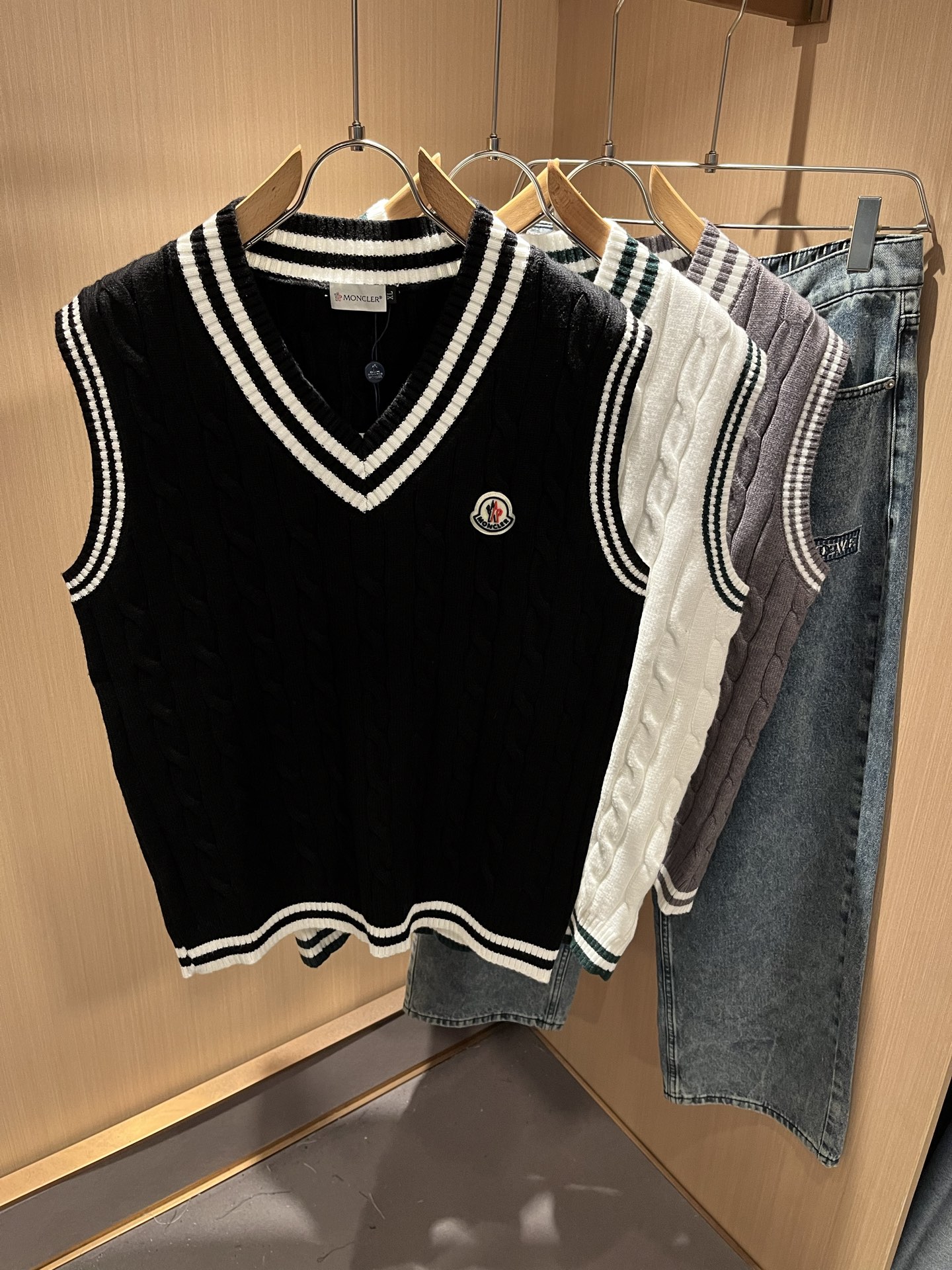 Moncl*r蒙*口 2025秋冬男女同款情侣款👫最新的贸易订单针织马甲，全品相！！网红款！工艺采用针织