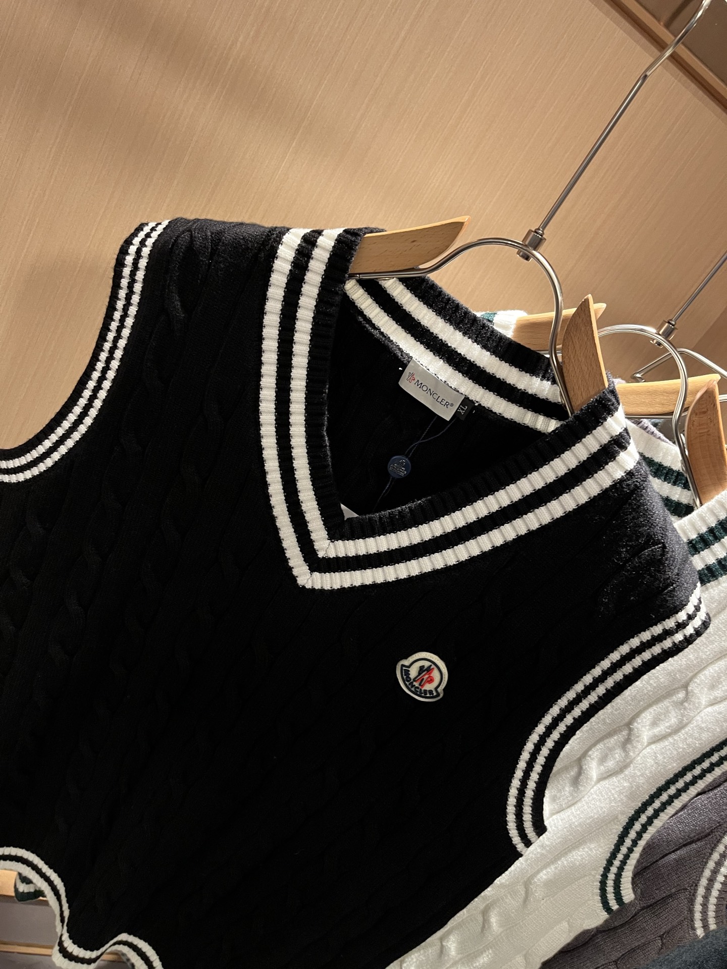 Moncl*r蒙*口 2025秋冬男女同款情侣款👫最新的贸易订单针织马甲，全品相！！网红款！工艺采用针织