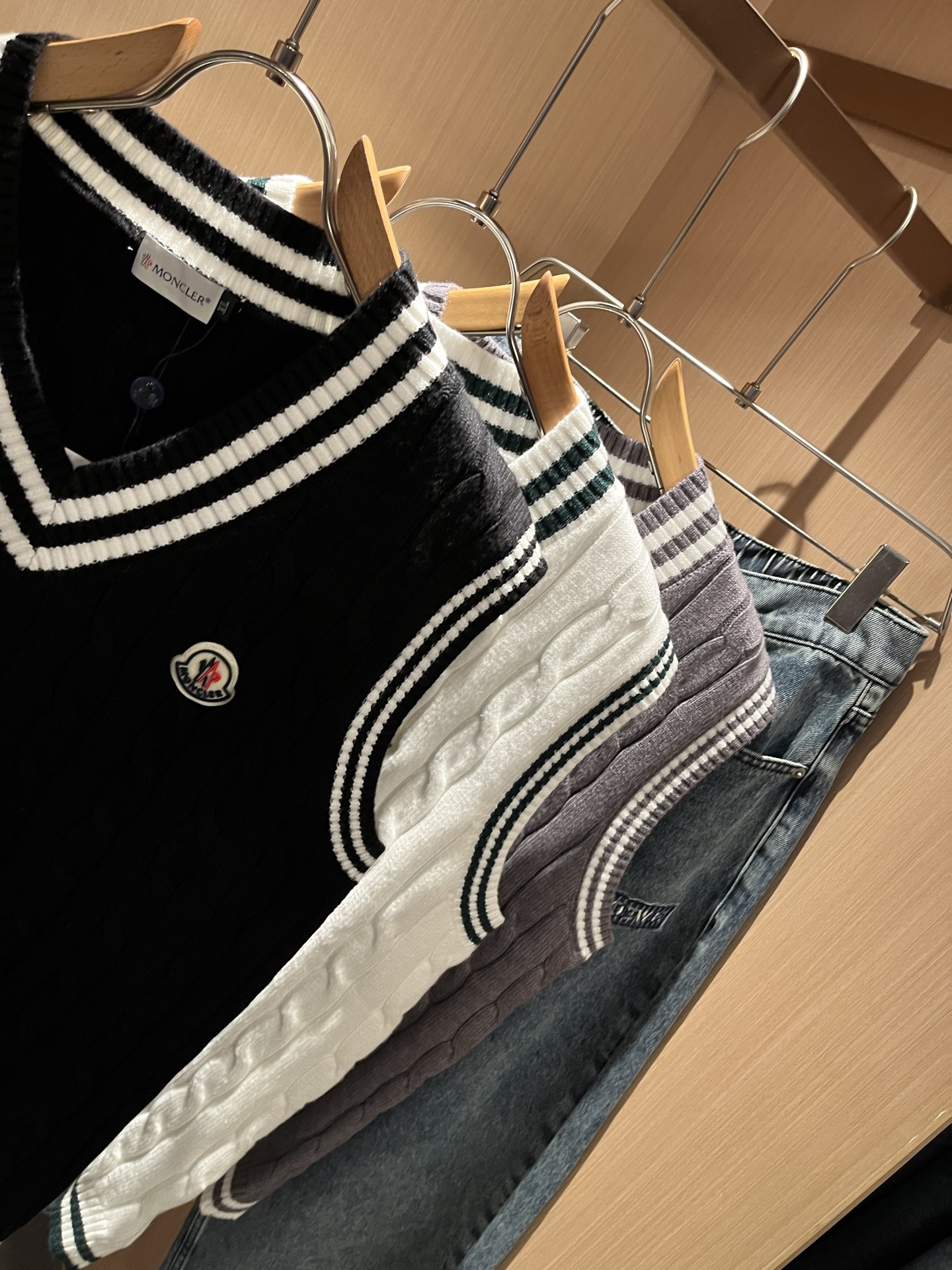 Moncl*r蒙*口 2025秋冬男女同款情侣款👫最新的贸易订单针织马甲，全品相！！网红款！工艺采用针织