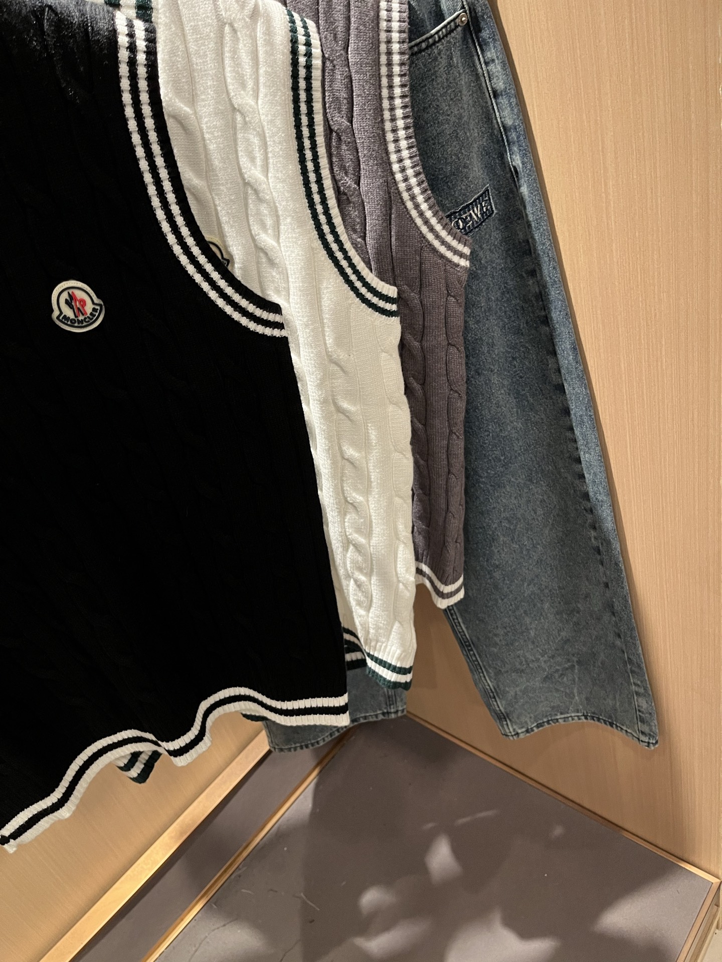 Moncl*r蒙*口 2025秋冬男女同款情侣款👫最新的贸易订单针织马甲，全品相！！网红款！工艺采用针织