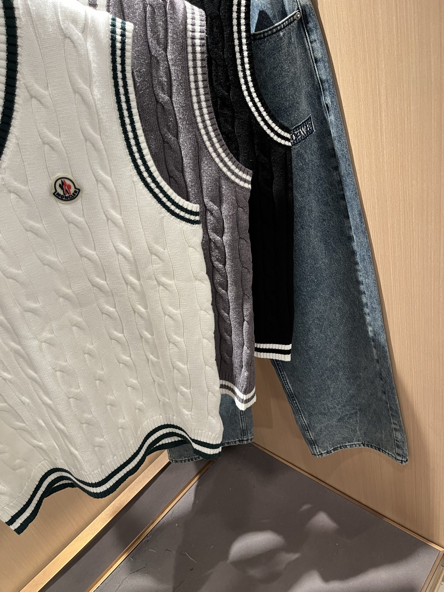 Moncl*r蒙*口 2025秋冬男女同款情侣款👫最新的贸易订单针织马甲，全品相！！网红款！工艺采用针织