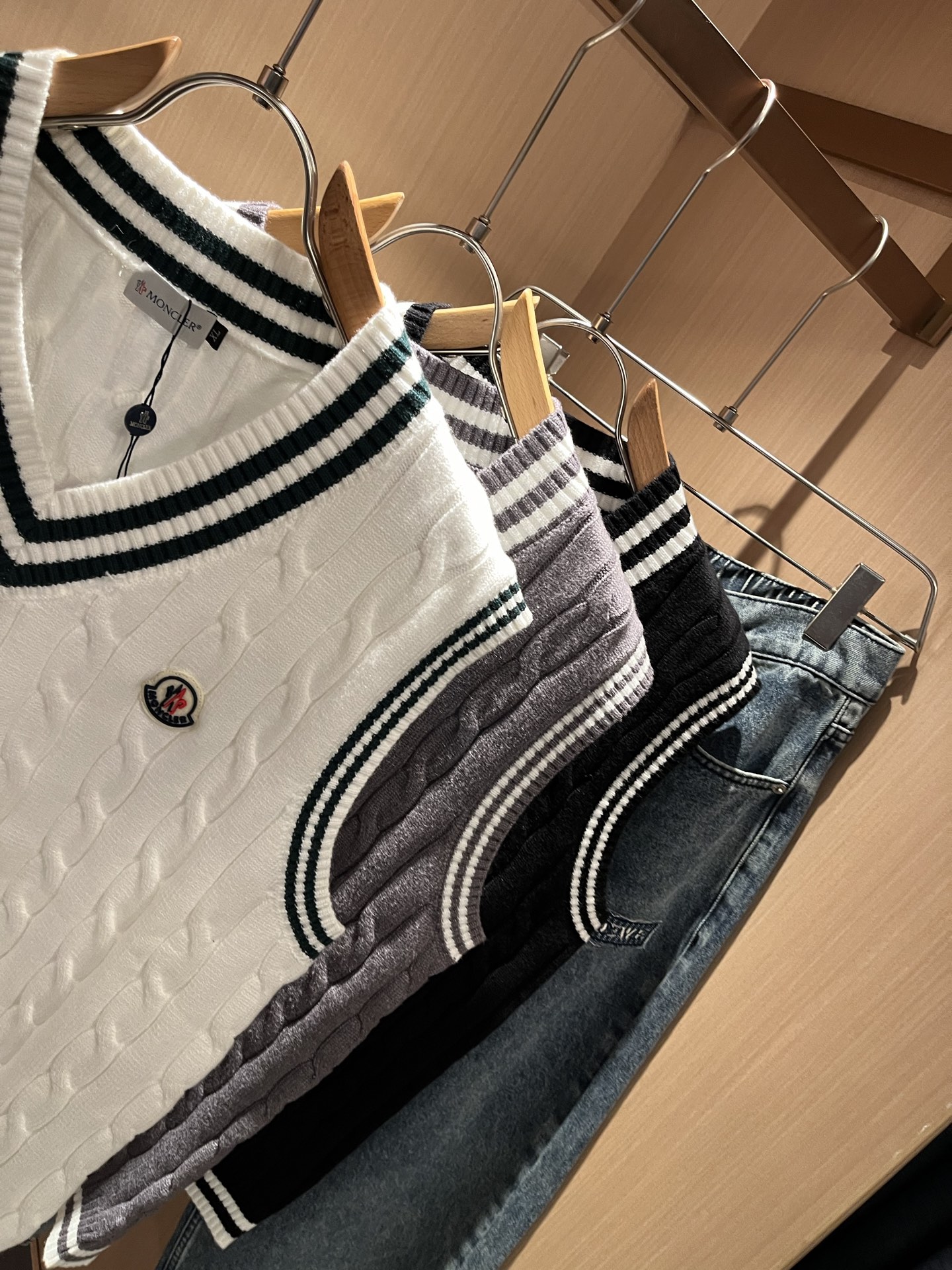 Moncl*r蒙*口 2025秋冬男女同款情侣款👫最新的贸易订单针织马甲，全品相！！网红款！工艺采用针织