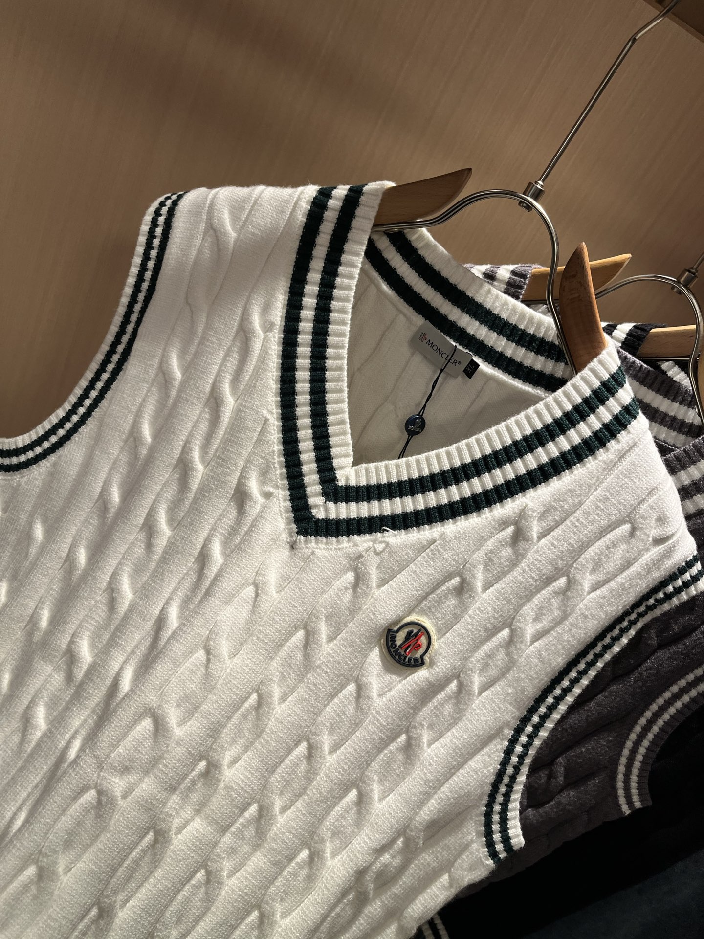 Moncl*r蒙*口 2025秋冬男女同款情侣款👫最新的贸易订单针织马甲，全品相！！网红款！工艺采用针织