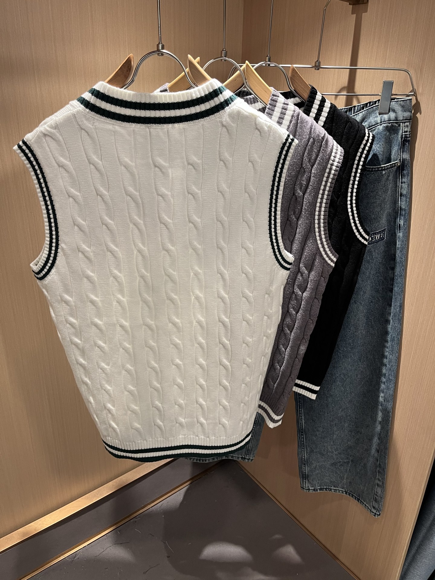 Moncl*r蒙*口 2025秋冬男女同款情侣款👫最新的贸易订单针织马甲，全品相！！网红款！工艺采用针织