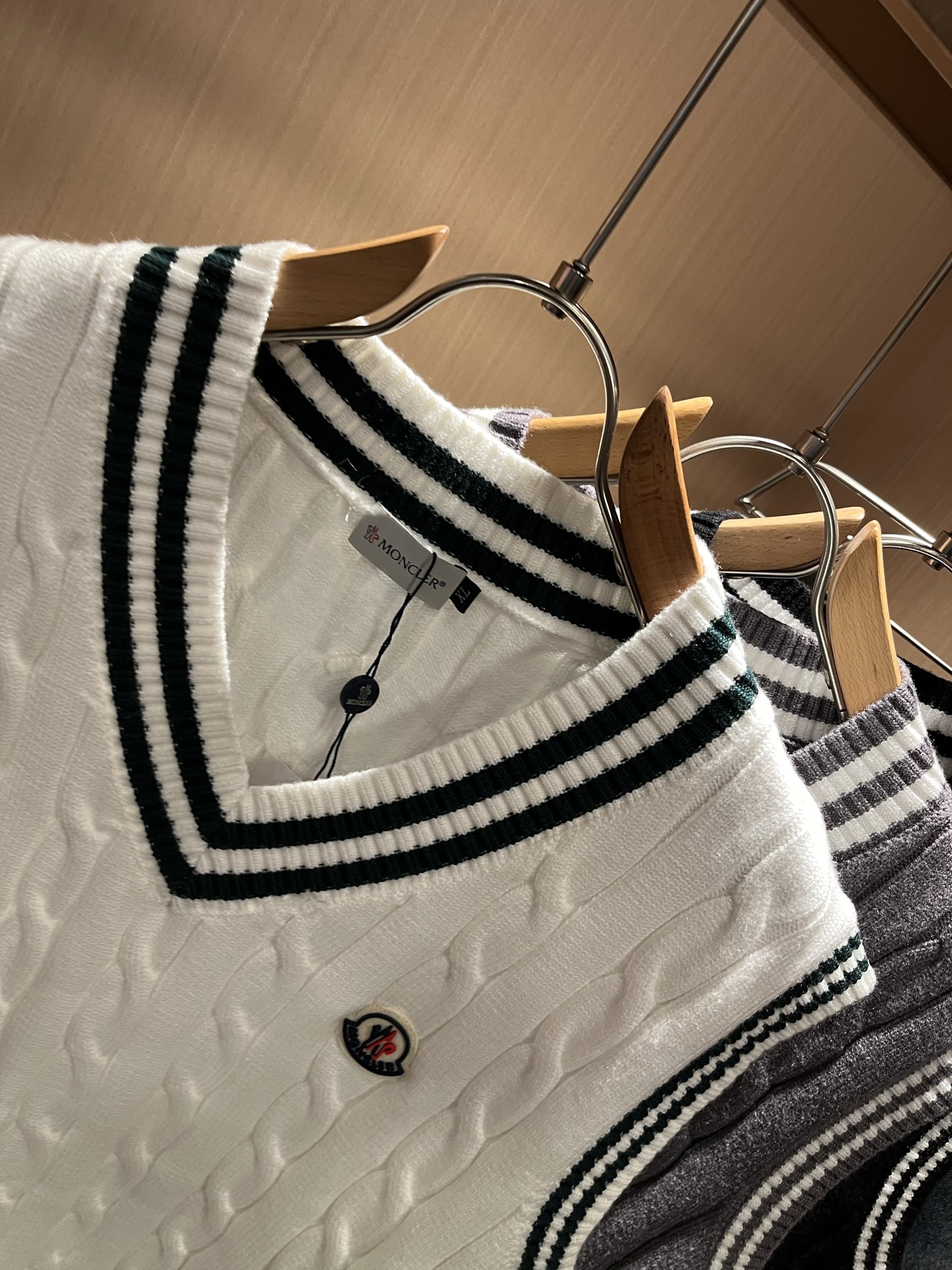 Moncl*r蒙*口 2025秋冬男女同款情侣款👫最新的贸易订单针织马甲，全品相！！网红款！工艺采用针织