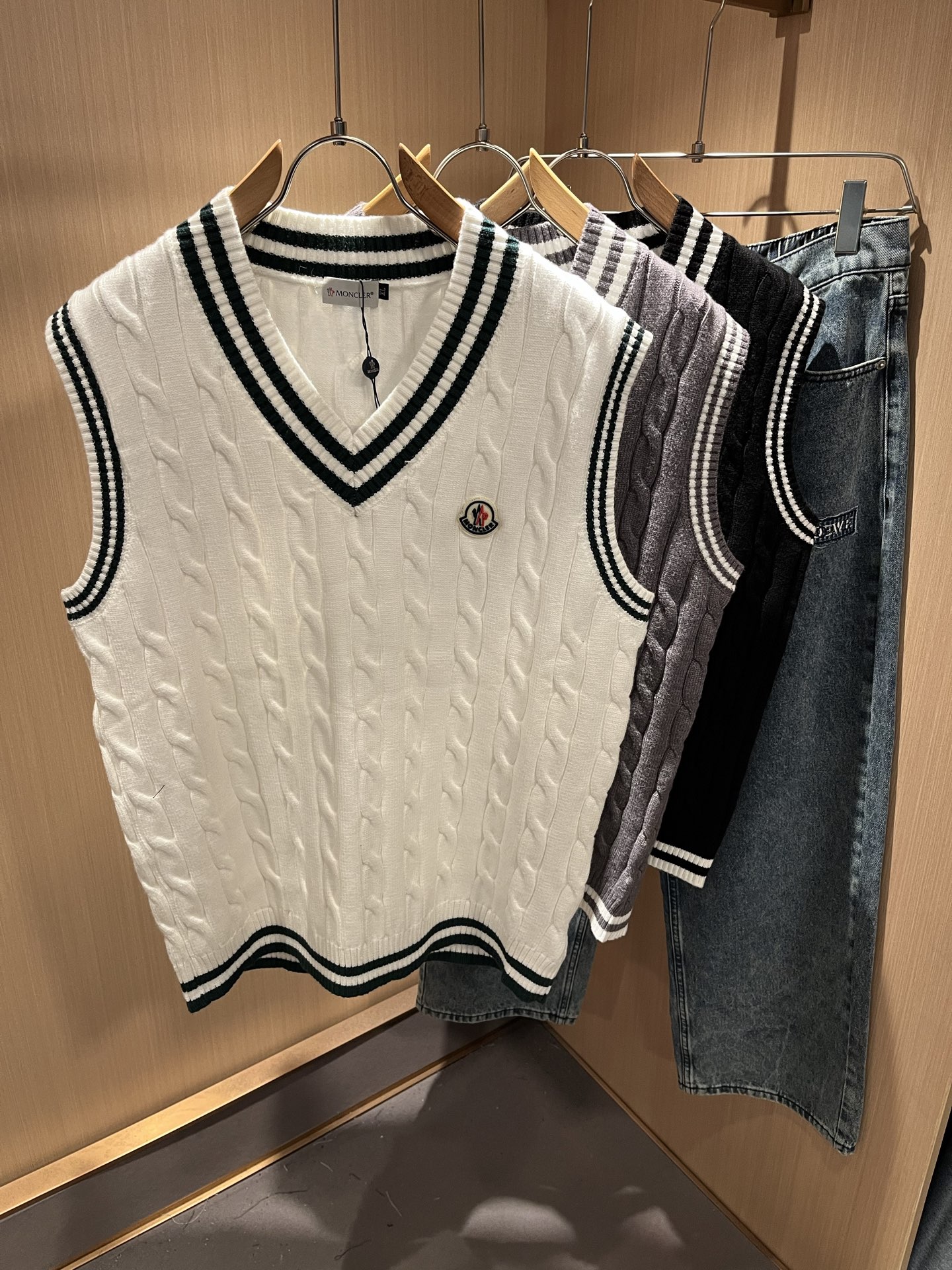 Moncl*r蒙*口 2025秋冬男女同款情侣款👫最新的贸易订单针织马甲，全品相！！网红款！工艺采用针织