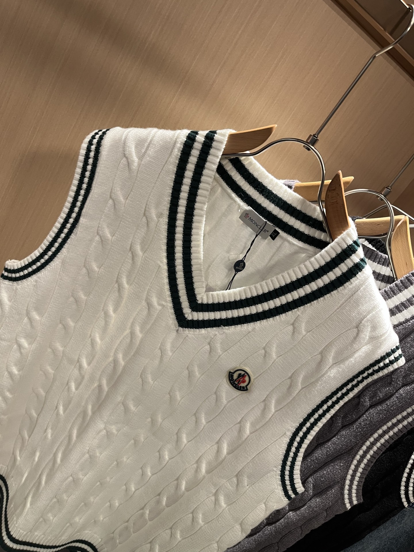 Moncl*r蒙*口 2025秋冬男女同款情侣款👫最新的贸易订单针织马甲，全品相！！网红款！工艺采用针织