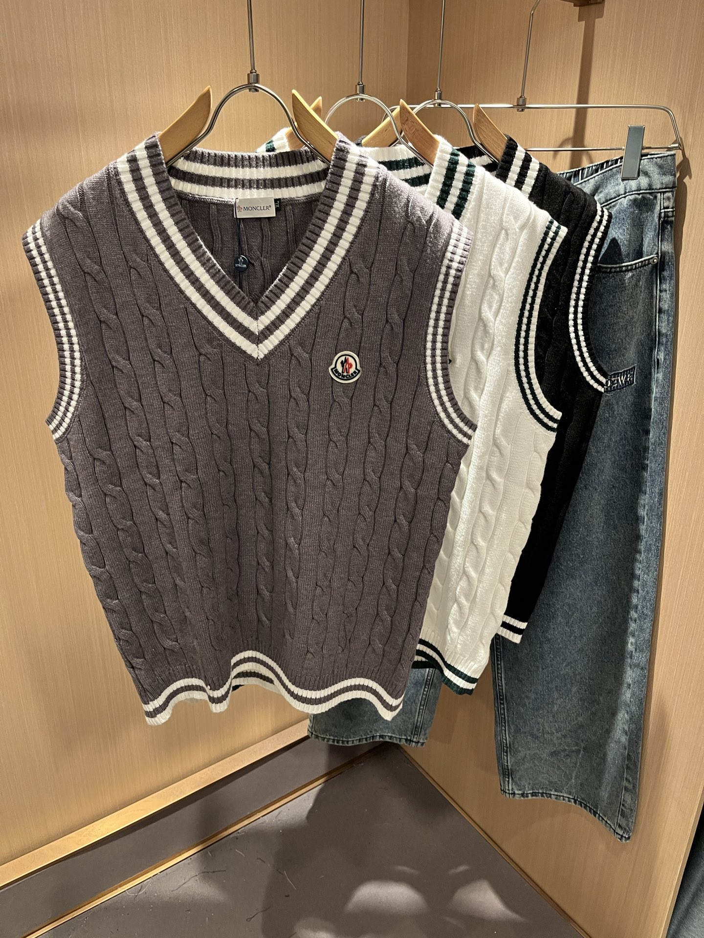 NO:530698,Moncl*r Meng*kou 2025 autumn and winter men and women same style couples latest trade order knitted vest, full quality!  !  Internet celebrity style!  The craftsmanship is made of knitted wool crochet, and the simple Mon logo logo badge design!  It is not stiff, the overall feel is rich in three-dimensionality, quality export orders, customized exclusive knitted wool fabrics to meet the simple needs of commuters for dressing. The upper body effect is very good, it looks slim and does not picky about the figure. The fabric workmanship is impeccable, and only good craftsmanship can make you feel good taste. It is a must-have item for everyone!  Size M-4XL, alexander wang19860909Moncl*r蒙*口 2025秋冬男女同款情侣款最新的贸易订单针织马甲,全品相！！网红款！工艺采用针织羊毛钩织,简单Mon标识logo徽章设计！不僵硬,整体有着丰富的立体感,品质出口订单,定制专属针织羊毛面料,满足通勤人们对于着装的简约需求,上身效果很好,显瘦,不挑剔身材.面料做工....无可挑剔,好工艺好面料才能穿出好品味一款,人手必备单品！尺码M-4XL,,alexander wang,Men's clothing