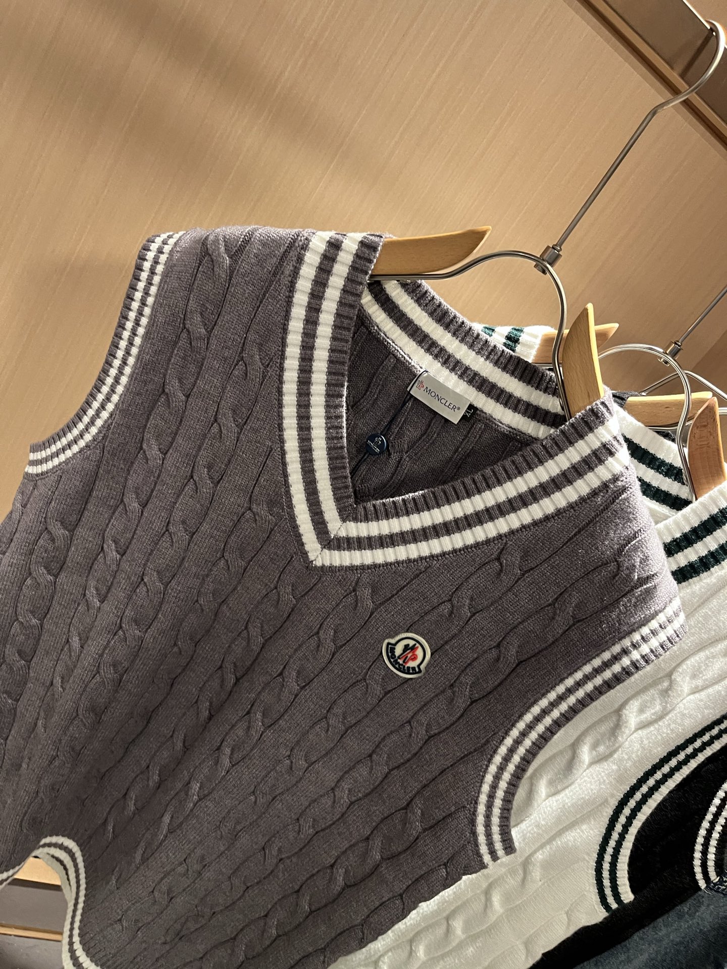 Moncl*r蒙*口 2025秋冬男女同款情侣款👫最新的贸易订单针织马甲，全品相！！网红款！工艺采用针织