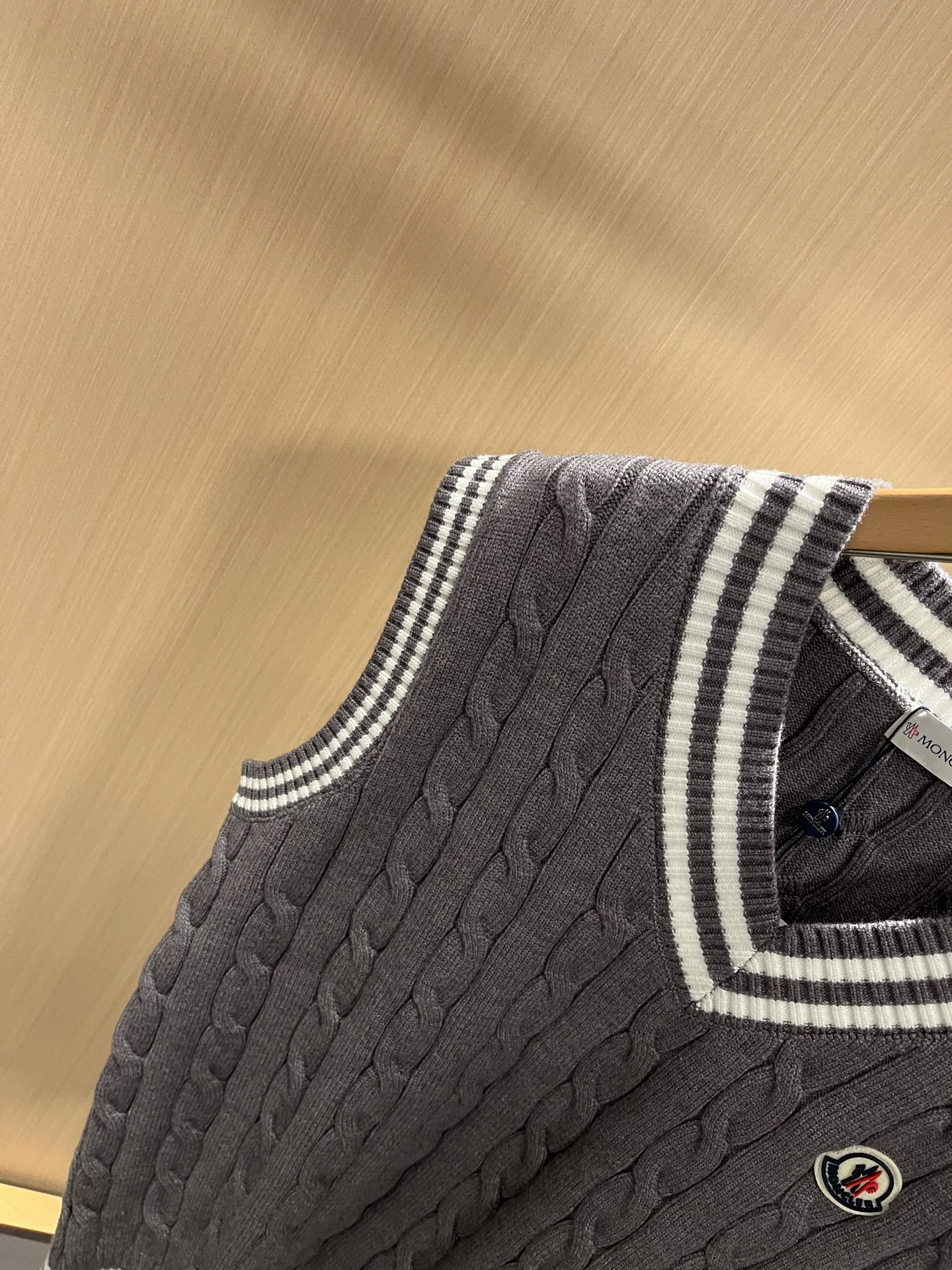 Moncl*r蒙*口 2025秋冬男女同款情侣款👫最新的贸易订单针织马甲，全品相！！网红款！工艺采用针织