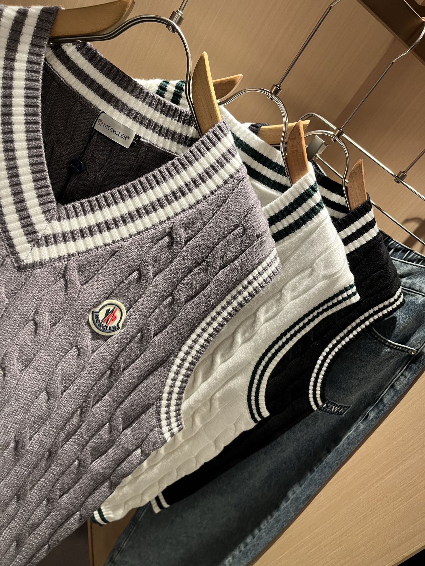 Moncl*r蒙*口 2025秋冬男女同款情侣款👫最新的贸易订单针织马甲，全品相！！网红款！工艺采用针织