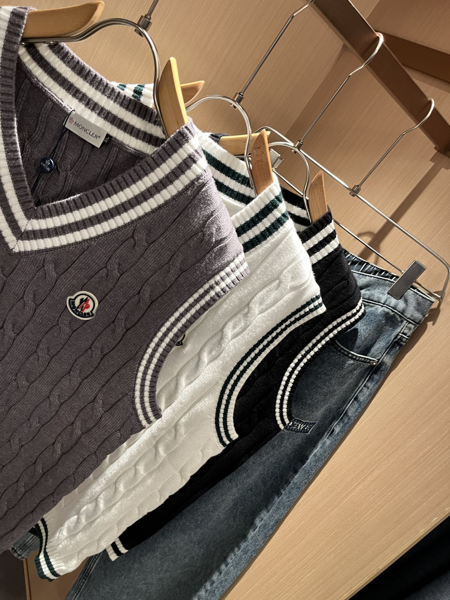 Moncl*r蒙*口 2025秋冬男女同款情侣款👫最新的贸易订单针织马甲，全品相！！网红款！工艺采用针织