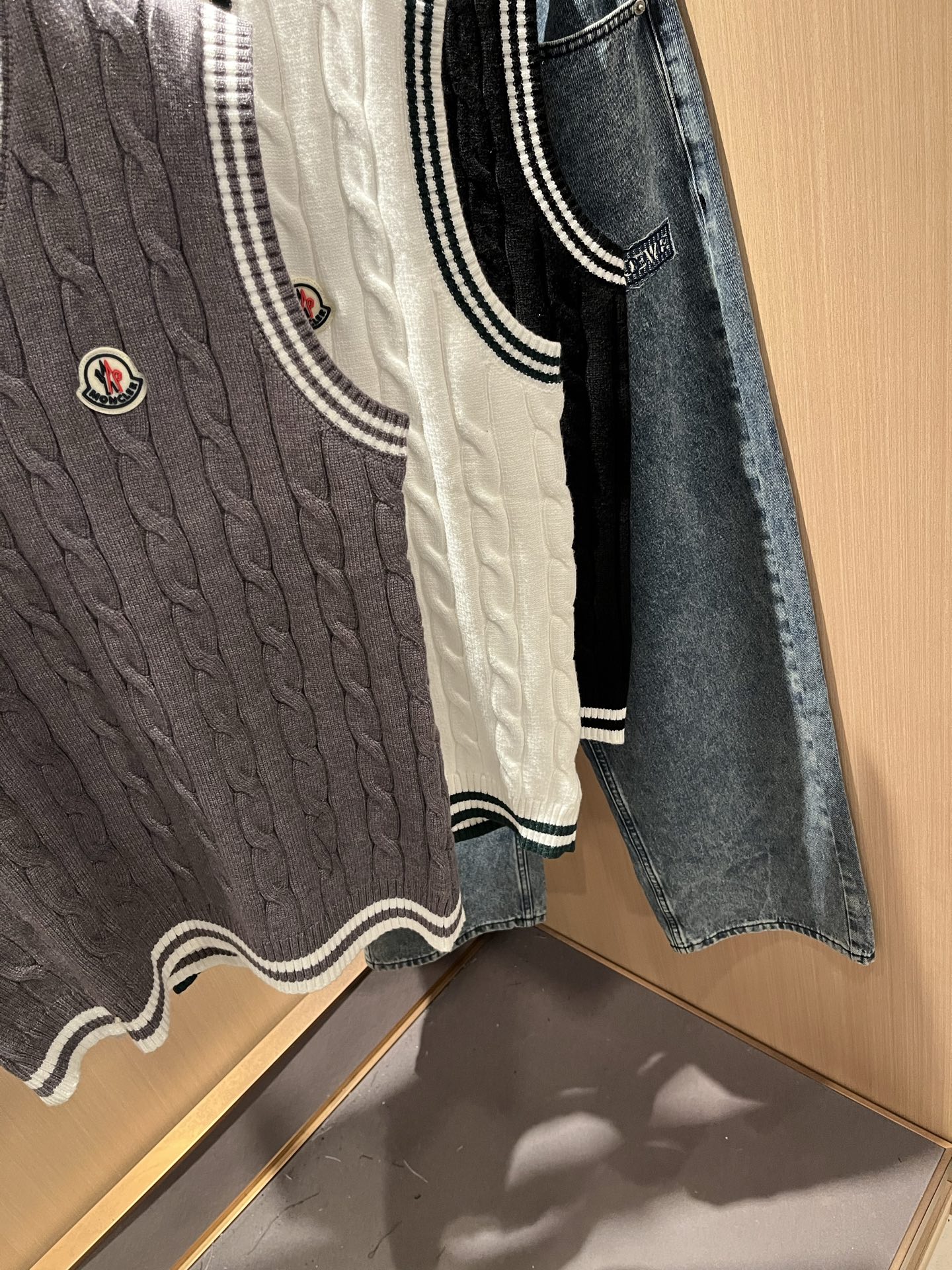 Moncl*r蒙*口 2025秋冬男女同款情侣款👫最新的贸易订单针织马甲，全品相！！网红款！工艺采用针织