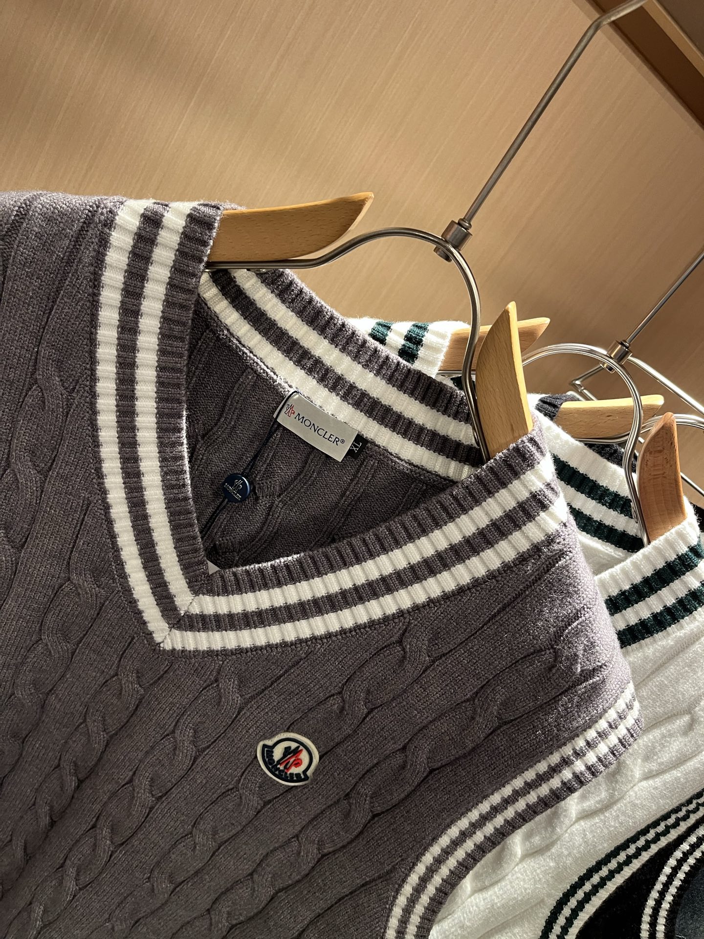 Moncl*r蒙*口 2025秋冬男女同款情侣款👫最新的贸易订单针织马甲，全品相！！网红款！工艺采用针织