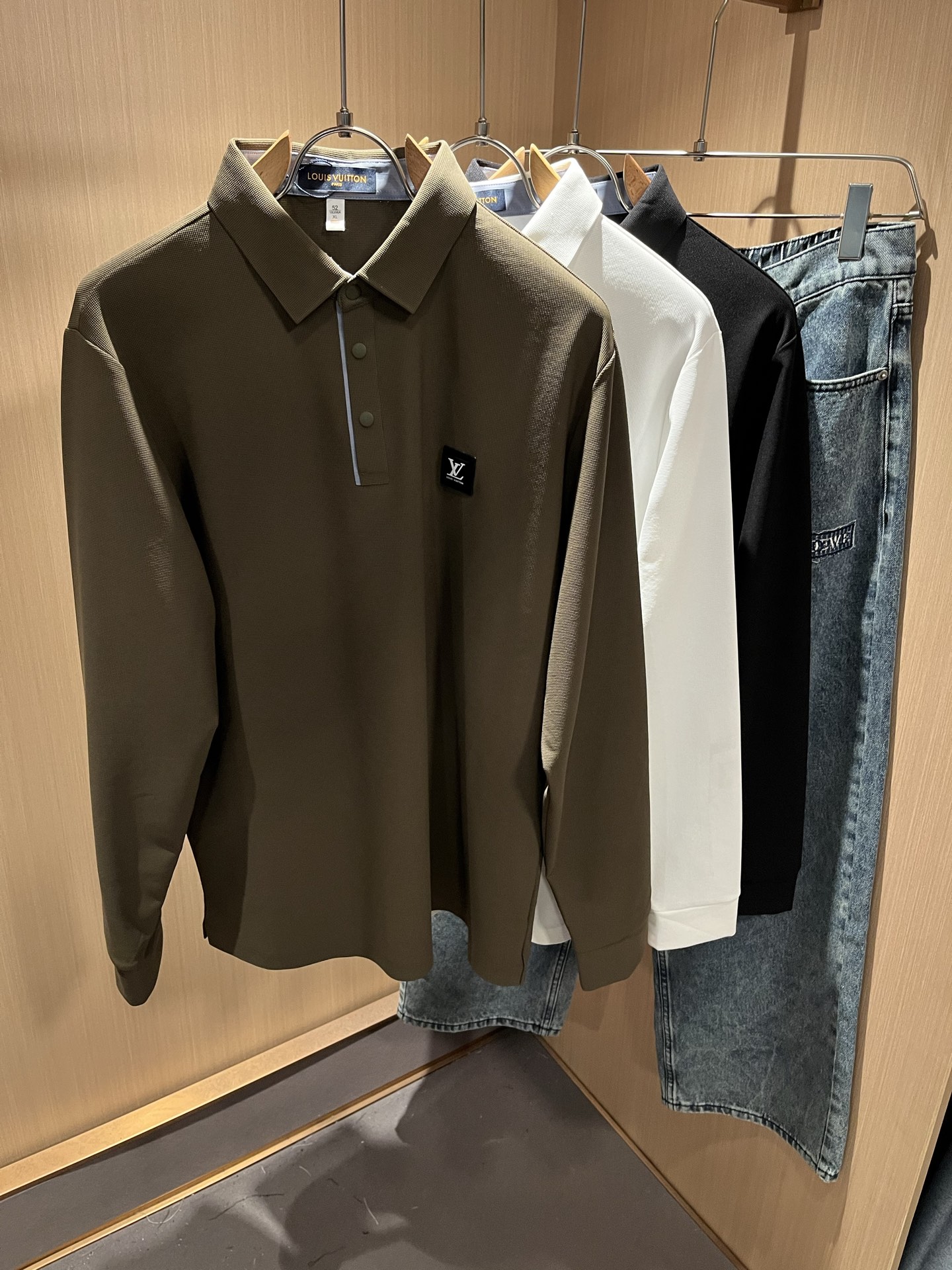 NO:530692,Louis Vuit*on Louis*den 2025 autumn new long-sleeved Polo shirt, the latest craftsmanship and fashion elements design concept!  Chest logo badge design!  The styles are more diverse. The seemingly simple styles are actually more time-consuming to customize the original elastic spandex fabric in fabrics and craftsmanship!  Classic Louis craftsmanship requirements are very high!  !  A thin Polo shirt that every man should buy!  Size M-4XL, louis vuitton,louis vuitton,alexander wang19860909Louis Vuit*on路易*登2025秋季新款长袖Polo衫,最新工艺时尚元素设计理念！胸前logo徽章设计！款式穿搭起来更加的多样化.看似简单的款式,其实在面料以及工艺制作上更费时定制原版弹力氨纶面料！经典路易此类工艺要求非常高！！轻薄每一个男士都应该入手的Polo衫！尺码M-4XL,,louis vuitton,louis vuitton,alexander wang,Men's clothing