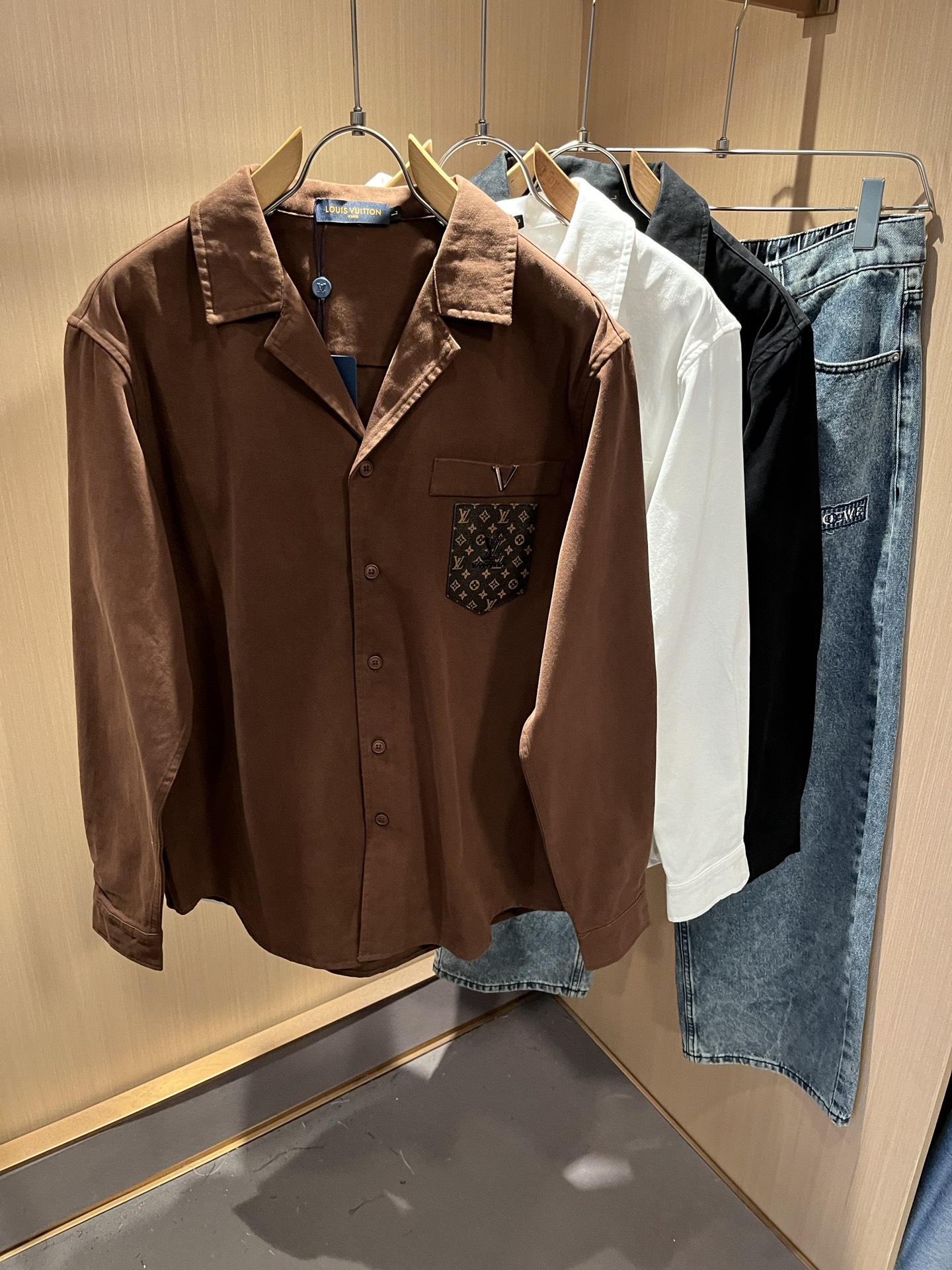 NO:531875,Louis Vuit*on Louis Vuit*on New light luxury men and women's shirts for autumn and winter, the new high-end of the Louis family, the details and quality are always flawless, customized original poplin cotton fabric!  Leather design with letter logo pattern on chest!  If you don’t buy a few Louis items this spring, you are not considered a fashion expert. It interprets Louis’ iconic elements, which are really something that everyone loves. It is super soft and tough, and has excellent breathability. It comes from world-class trade-level OEM channels, with extremely rare quantity and no help after selling out. It is clean and neat. This is the special skill of the Louis family and the latest craftsmanship this quarter. The degree of meticulousness has reached the top, and the loose three-dimensional tailoring design is a unique one. It is a fusion of luxury and fashion!  Size M-4XL, louis vuitton,louis vuitton,alexander wang19860909Louis Vuit*on 路易*登 秋冬新款轻奢男女同款衬衣,路易家族的新高端,细节品质永远的那么完美无瑕,定制原版府绸棉面料！胸前字母logo图案皮革设计！今年春季节没有入手几件路易你算不上时尚达人.诠释路易的标志性元素,实属人见人爱的东西.超级柔软且具有韧性,透气感也是绝佳.来自世界级贸易级别的代工厂渠道,数量极其稀少售完无补.干净俐落.这是路易家族的看家绝活也是本季度的最新工艺.细致化程度已经达到顶端了,宽松立体剪裁的版型设计堪称一绝.属于奢华与时尚的融合！尺码M-4XL,,louis vuitton,louis vuitton,alexander wang,Men's clothing