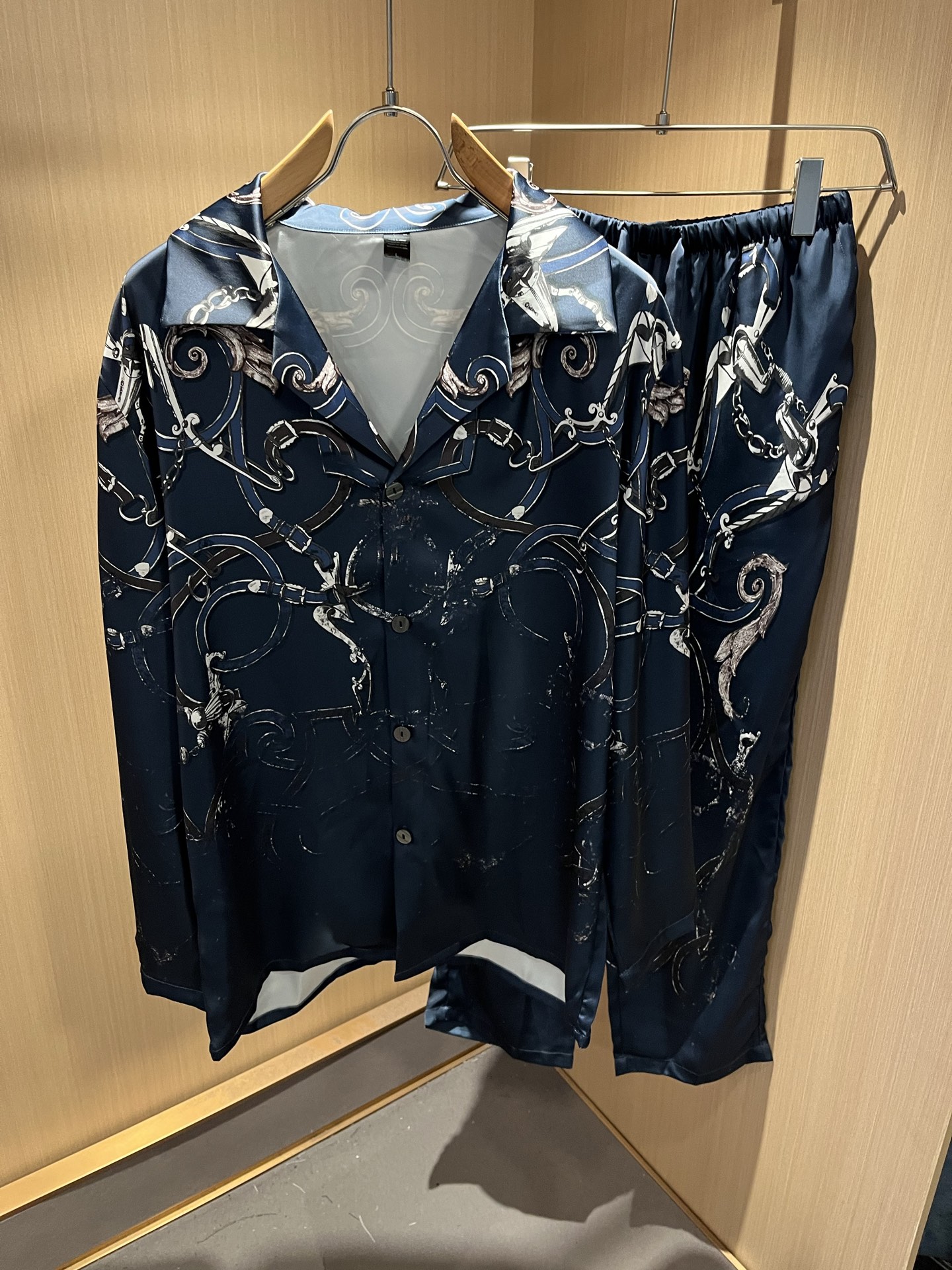 NO:526471,HERM*S AXS autumn and winter men's high-end casual pajamas set, overseas trading company channel orders!  Shanghai Henglong store is on sale!  It is high-end, simple, and has exquisite craftsmanship and materials. It is very rigorous and demanding in pursuit of quality. It uses every detail to prove its brand image!  The typical essence of H home, the very representative H logo design!  Perfectly interpret the brand image of H Home and build a brand LOGO design!  The fabric has been perfectly transformed and sublimated, with a heavy environmentally friendly plant enzyme washing process, the texture has a unique retro style, which is quite outstanding, and is recognized as a universal and versatile color number, which can withstand the test of any season!  Well-tailed, clean, refreshing and neat!  Size M-3XL, hermes,alexander wang19860909HERM*S爱*仕 秋冬男士高端休闲睡衣套装,海外贸易公司渠道订单 ！上海恒隆店在售！高级、简约,工艺和用料方面都颇为考究,对于品质的追求非常严谨和苛刻,用每一个细节来力证自身品牌形象！H家的典型精髓,极具代表性的H标识logo设计！将H家的品牌形象完美阐释出来,构建出品牌LOGO设计！面料得到完美蜕变和升华,重磅环保植物酵素水洗工艺,肌理有着独特的复古风格,相当出彩,公认的万能百搭色号,经得住任何季节的考验配色！剪裁精良,干净清爽且利落！尺码M-3XL,,hermes,alexander wang,Men's clothing