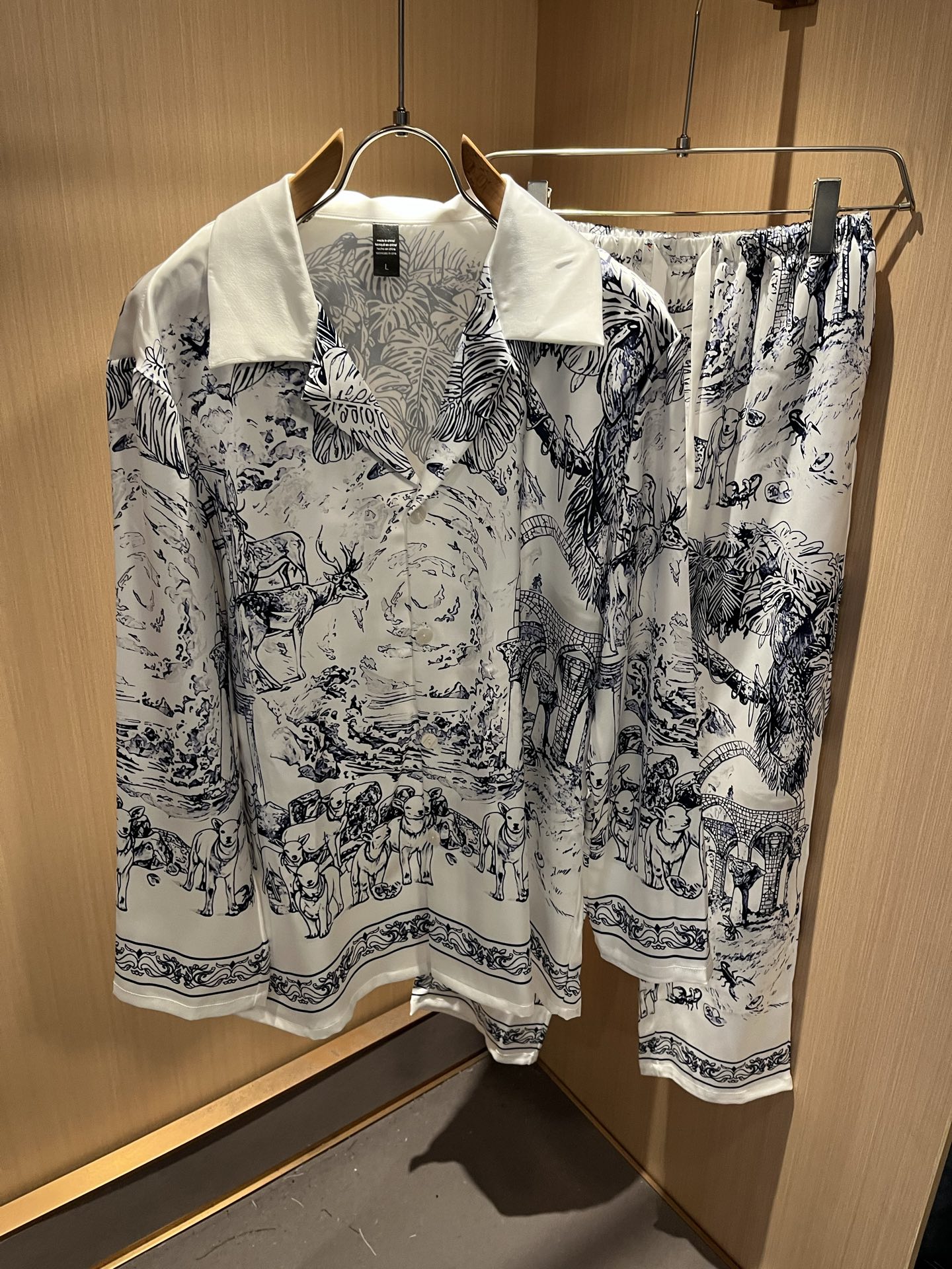 NO:526468,Dio*r Dio autumn new men's and women's pajamas casual set, with a variety of channels for trading companies and released simultaneously on the official website. The most anticipated high-quality products of men and goddesses are coming, making you feel what real luxury is and connotation! This set is made of D's special silk fabric, full of brand style!  The surface is neat and smooth and shiny, and the texture is obvious through the screen. It is the most enjoyable wearing experience! It perfectly enhances the overall luxury and class, and can get a high-end luxury atmosphere at a glance! Basic regular style cutting, versatile and simple upper body, and is easy to deal with various occasions and environments. It is undoubtedly a must-have item for daily commuting! Size M~3XL,,dior,dior,alexander wang19860909Dio*r迪*奥秋季新品男女同款睡衣休闲套装,贸易公司渠道稀出,同步官网发售,男神女神最为期待的精品狠货重磅来袭,让你感受到什么叫真正的高奢有内涵!此款套装选用D家专用丝绸面料制成,满满的品牌风格！表面整洁光滑且富有光泽,质感透过屏幕都显而易 见,你最为享受的穿着体验! 完美提升了整体的奢华档次感,一眼就能Get到的高端奢华气息!基础常规的版型裁剪,上身百搭简约不挑人,轻松应对各种场合与环境,属于日常通勤必备的臻品无疑!尺码M～3XL,,dior,dior,alexander wang,Men's clothing