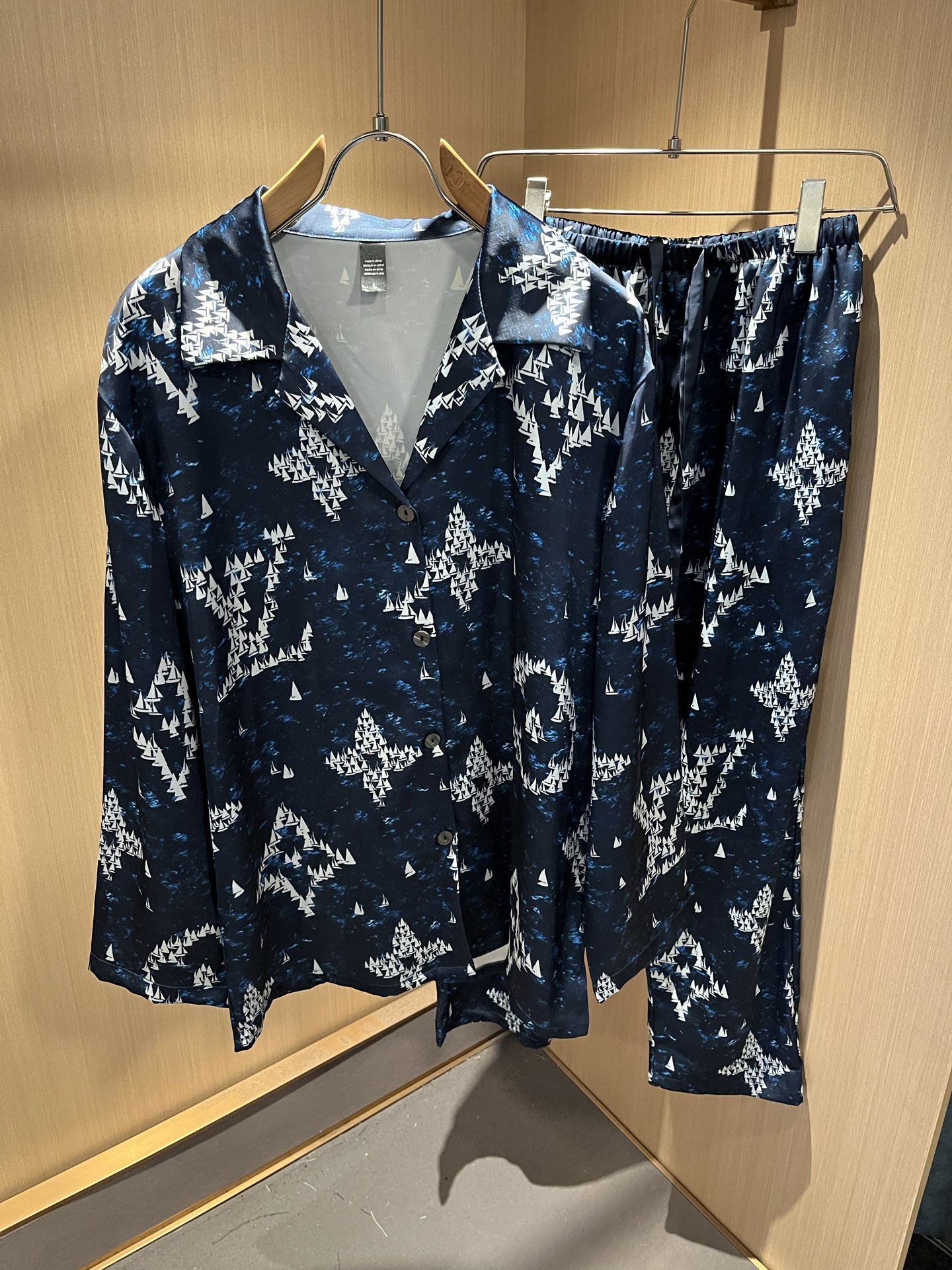 NO:526474,Louis Vuit*on Louis Family New autumn light luxury pajama casual set, men and women pajamas set!  The new high-end Louis family has always been so flawless, and creative designs are emerging one after another. If you don’t buy a few pieces of Louis this fall, you can’t be considered a fashion expert. The logo design of the clothes logo!  Custom silk fabric!  The iconic elements of Louis are really something that everyone loves. They are super soft and resilient, from world-class trade-level OEM channels, with extremely rare quantity and no help after selling out. Monogram three-dimensional logo presents an extraordinary texture, clean and neat. This is the Louis family's unique skill and the latest craftsmanship this quarter. The degree of meticulousness has reached the top, and the loose cut style design is unique. It is a fusion of luxury and fashion!  Size M-3XL, louis vuitton,louis vuitton,alexander wang19860909Louis Vuit*on 路易家族 秋季新款轻奢睡衣休闲套装,男女同款睡衣套装！路易家族的新高端,细节品质永远的那么完美无瑕,创意设计层出不穷.今年秋季季节没有入手几件路易你算不上时尚达人.衣身标识logo图案设计！定制丝绸面料！诠释路易的标志性元素,实属人见人爱的东西.超级柔软且具有韧性,来自世界级贸易级别的代工厂渠道,数量极其稀少售完无补.Monogram立体Logo呈现不一般的质感,干净俐落.这是路易家族的看家绝活也是本季度的最新工艺.细致化程度已经达到顶端了,宽松剪裁的版型设计堪称一绝.属于奢华与时尚的融合！尺码M-3XL,,louis vuitton,louis vuitton,alexander wang,Men's clothing