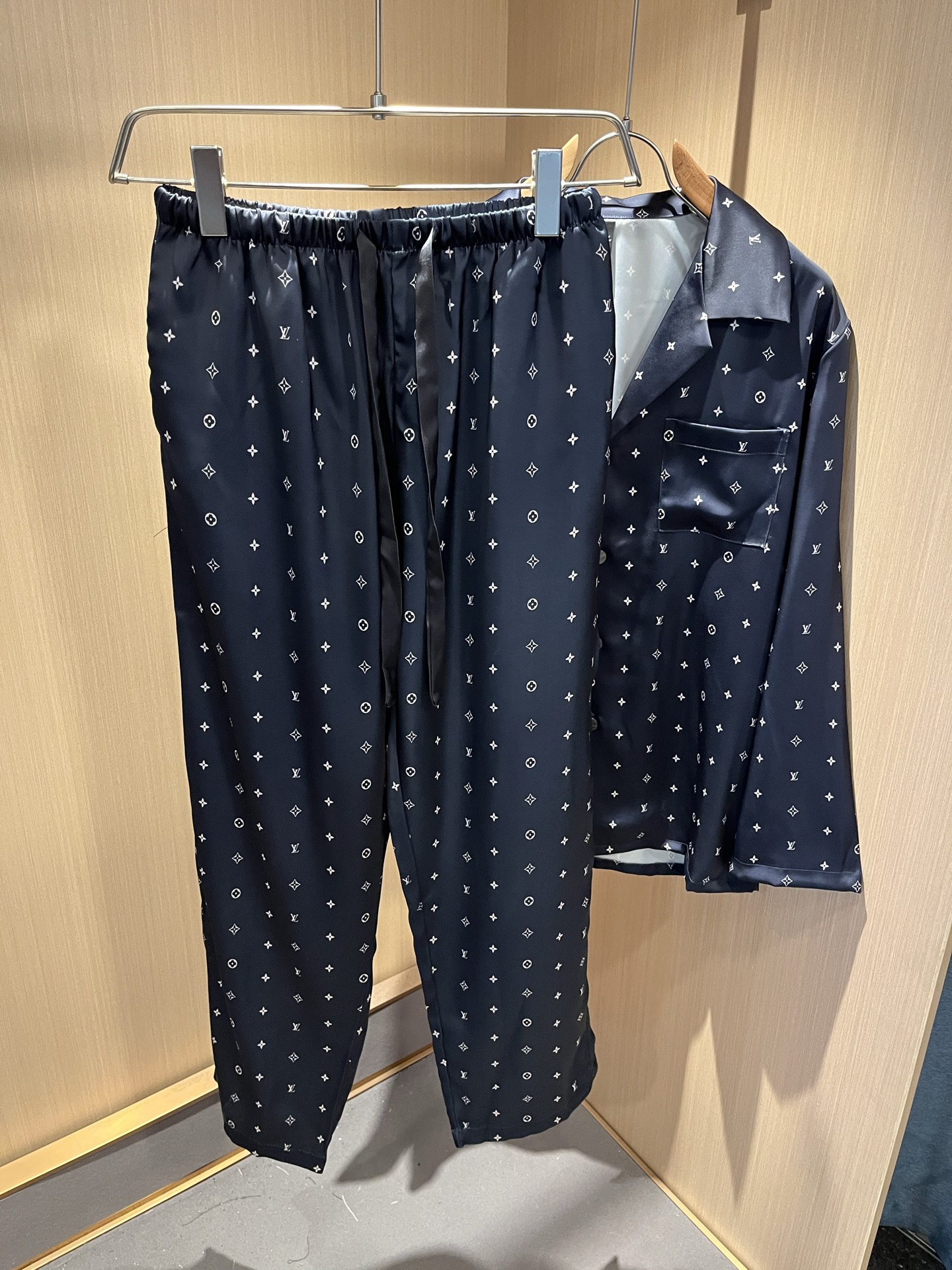 NO:526480,Louis Vuit*on Louis Family New autumn light luxury pajama casual set, men and women pajamas set!  The new high-end Louis family has always been so flawless, and creative designs are emerging one after another. If you don’t buy a few pieces of Louis this fall, you can’t be considered a fashion expert. The logo design of the clothes logo!  Custom silk fabric!  The iconic elements of Louis are really something that everyone loves. They are super soft and resilient, from world-class trade-level OEM channels, with extremely rare quantity and no help after selling out. Monogram three-dimensional logo presents an extraordinary texture, clean and neat. This is the Louis family's unique skill and the latest craftsmanship this quarter. The degree of meticulousness has reached the top, and the loose cut style design is unique. It is a fusion of luxury and fashion!  Size M-3XL, louis vuitton,louis vuitton,alexander wang19860909Louis Vuit*on 路易家族 秋季新款轻奢睡衣休闲套装,男女同款睡衣套装！路易家族的新高端,细节品质永远的那么完美无瑕,创意设计层出不穷.今年秋季季节没有入手几件路易你算不上时尚达人.衣身标识logo图案设计！定制丝绸面料！诠释路易的标志性元素,实属人见人爱的东西.超级柔软且具有韧性,来自世界级贸易级别的代工厂渠道,数量极其稀少售完无补.Monogram立体Logo呈现不一般的质感,干净俐落.这是路易家族的看家绝活也是本季度的最新工艺.细致化程度已经达到顶端了,宽松剪裁的版型设计堪称一绝.属于奢华与时尚的融合！尺码M-3XL,,louis vuitton,louis vuitton,alexander wang,Men's clothing