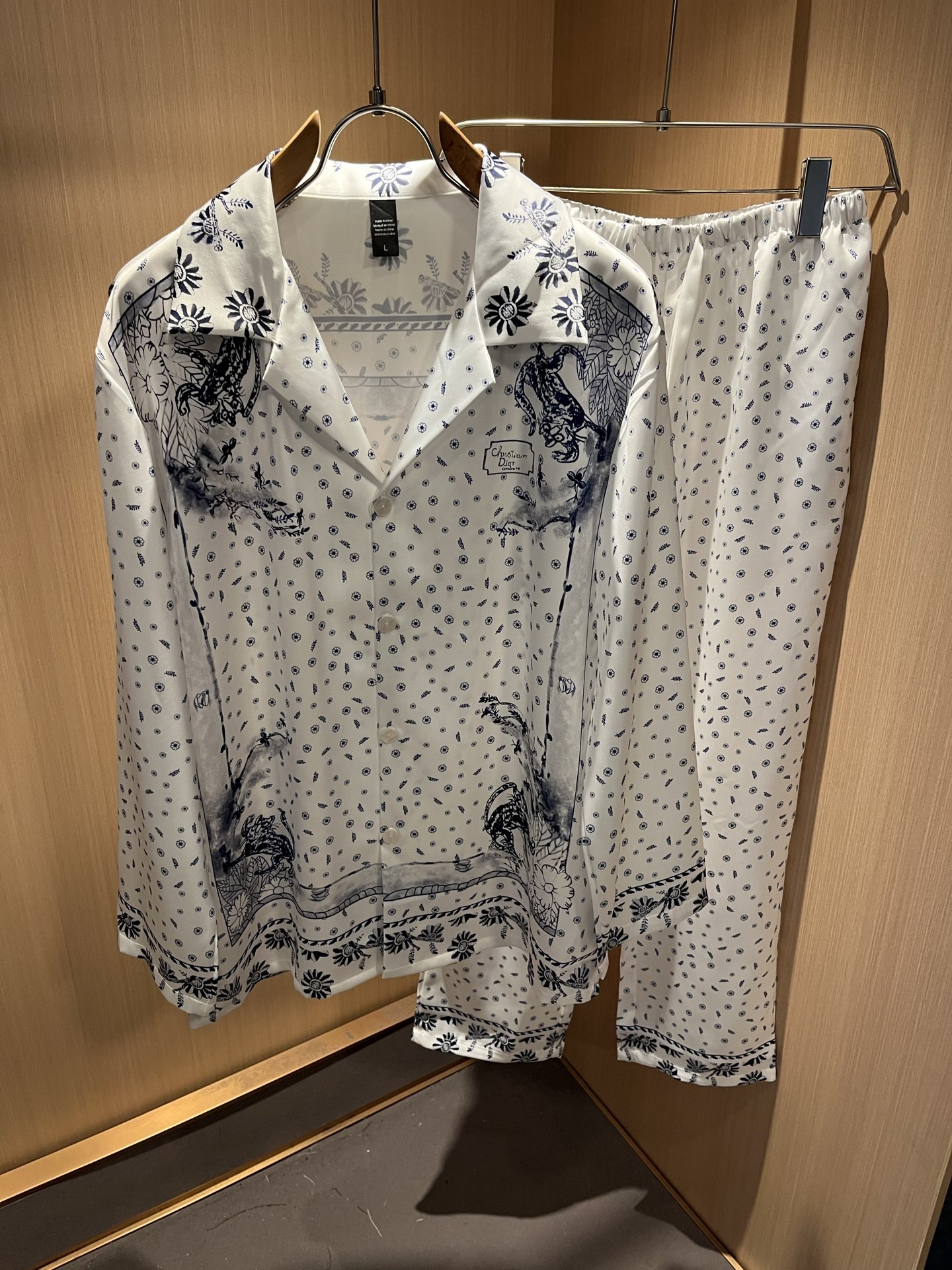 NO:526477,Dio*r Dio autumn new men's and women's pajamas casual set, with a variety of channels for trading companies and released simultaneously on the official website. The most anticipated high-quality products of men and goddesses are coming, making you feel what real luxury is and connotation! This set is made of D's special silk fabric, full of brand style!  The surface is neat and smooth and shiny, and the texture is obvious through the screen. It is the most enjoyable wearing experience! It perfectly enhances the overall luxury and class, and can get a high-end luxury atmosphere at a glance! Basic regular style cutting, versatile and simple upper body, and is easy to deal with various occasions and environments. It is undoubtedly a must-have item for daily commuting! Size M~3XL,,dior,dior,alexander wang19860909Dio*r迪*奥秋季新品男女同款睡衣休闲套装,贸易公司渠道稀出,同步官网发售,男神女神最为期待的精品狠货重磅来袭,让你感受到什么叫真正的高奢有内涵!此款套装选用D家专用丝绸面料制成,满满的品牌风格！表面整洁光滑且富有光泽,质感透过屏幕都显而易 见,你最为享受的穿着体验! 完美提升了整体的奢华档次感,一眼就能Get到的高端奢华气息!基础常规的版型裁剪,上身百搭简约不挑人,轻松应对各种场合与环境,属于日常通勤必备的臻品无疑!尺码M～3XL,,dior,dior,alexander wang,Men's clothing