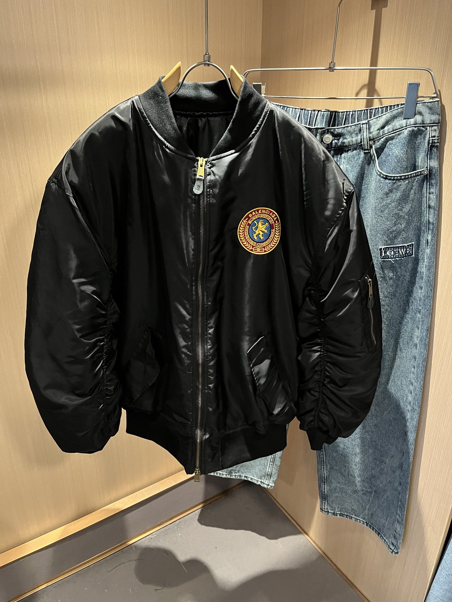 NO:528608,BALENCIA* Paris* Home 2025 autumn and winter latest casual versatile casual cotton jacket jacket, classic logo design for men and women!  Trading companies have sparse channels and are released on the official website at the same time!  Basically, it will have its back every season, and I look forward to the performances of all trendy men and women!  This model is made of top-grade polyester fiber material!  It is hard to pick on whether it is skin-friendly or breathable when worn in close-fitting!  The upper body looks very white and supports the complexion of the skin!  Loose style cut, both men and women can easily match your own fashionable and high-end outfit!  Size M-2XL, balenciaga, jackets & coats, jackets & coats, alexander wang19860909BALENCIA*巴黎*家 2025秋冬最新款休闲百搭休闲棉服夹克外套,男女同款经典标志五金logo设计！贸易公司渠道稀出,同步官网发售！基本每一季都会有它的背影所在,期待着所有潮男潮女们的演绎！此款选用客供顶级聚酯纤维材质打造！贴身穿着亲肤感与透气性都无法挑剔！上身非常的显白承托肤色！宽松版型裁剪,无论男女皆可轻松搭配出属于自我的时尚高级穿搭！尺码M-2XL,,balenciaga,jackets & coats,jackets & coats,alexander wang,Men's clothing