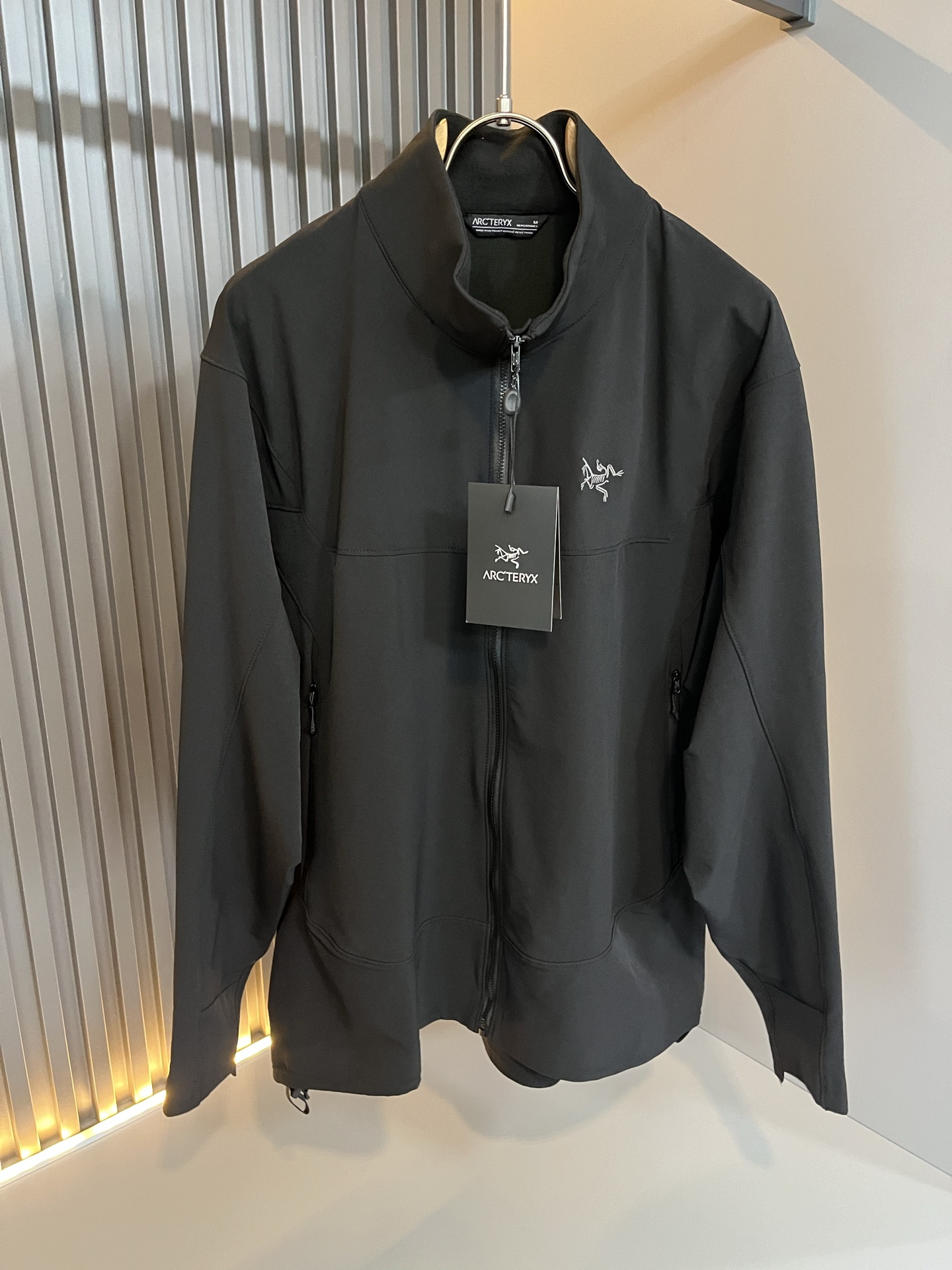 NO:531888,ARCTER*X Original Archaeological Bird, a new men's and women's same jacket for autumn and winter, the first thing that everyone thinks of outdoor brands is the Canadian goose and Archaeological Bird. It gives people a feeling of trying out the label!  In addition to being quite accomplished in style design, the most obvious or most expert should be to have deeper and unique insights and attainments in fabrics. Through continuous structural research and problem-solving, and characterized by unique research on fabrics, these alone are enough to support it to become the first new logo brand image in the clothing manufacturing industry. This model is made of quick-drying fabric!  Through precision, the hand feels smooth and soft, and both has natural beauty and comfort. The large body style is cut cleanly and cleanly, and the fabric shows a different hazy structural beauty. It is made of exclusive mold customization. The fabric and its technology test the workers, can be smooth and smooth without wrinkles!  Chest logo pattern glue-press design!  It really tests the handmade work of every master!  It makes the overall clean and neat, without leaving any thread. Now the neutrality that pursues life is more refined in life!  Size S-2XL, arc'teryx,jackets & coats,jackets & coats,alexander wang19860909ARCTER*X始*祖鸟 秋冬新款男女同款夹克外套,户外品牌可能大家第一想到的就是加拿大鹅、始祖鸟.给人一种标签试的感觉！除了在款式设计上颇有造诣之外,最明显或者说最为拿手的,应该就是在面料上的拥有更深独特见解跟造诣了.通过不断地结构研究和问题处理,在以面料独特研究为特征,仅凭这些就已经足以支撑其成为服装制造行业中,首屈可数的新标志品牌形象.此款采用速干面料材质！通过精工手感细滑柔软,同时兼具自然美感跟舒适度.大身上版型裁剪简洁干净,面料上显现出了不一样朦胧的结构性美感来.独家开模定制而成,面料及其考验工人的技术,能做到平整服帖又不起皱！胸前logo图案压胶设计！真的是很考验每位师傅的手工制作！使得整体干净利索,不留一丝线头.现在对于生活有所追求的中性也在生活中更为精致！尺码S-2XL,arc'teryx,jackets & coats,jackets & coats,alexander wang,Men's clothing