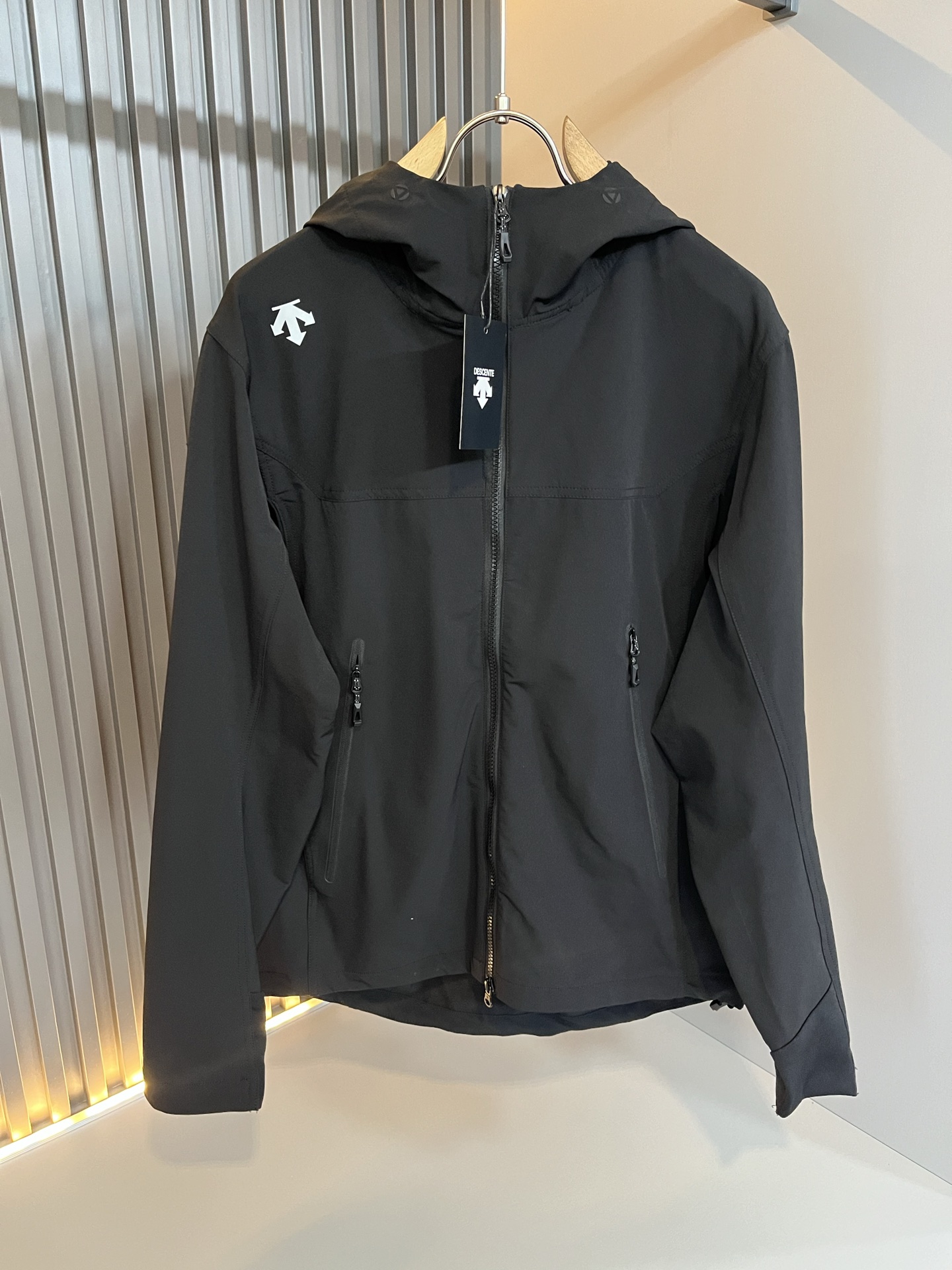 NO:527656,Desante DESCENTE autumn and winter new men's and lesbian jackets are professional sports brands since 1935. For more than 80 years, it has always adhered to the 'Design That Moves' with the spirit of design-driven sports, integrating innovative technology with design aesthetics, and creating high-quality sports equipment in multiple professional fields such as skiing, golf, and triathlon!  The latest design elements of the brand!  In addition to being quite accomplished in style design, the most obvious or most expert should be to have deeper and unique insights and attainments in fabrics. Through continuous structural research and problem-solving, and characterized by unique research on fabrics, these alone are enough to support it to become the first-rate new logo brand image in the clothing manufacturing industry. This model is made of quick-drying fabric!  Through precision, the hand feels smooth and soft, and both has natural beauty and comfort. The large body style is cut cleanly and cleanly, and the fabric shows a different hazy structural beauty. It is made of exclusive mold customization. The fabric and its technology test the workers, can be smooth and smooth without wrinkles!  Glue-pressing design for body logo pattern!  It really tests the handmade work of every master!  It makes the overall clean and neat, without leaving any thread. Now the neutrality that pursues life is more refined in life!  Size M-3XL, Jackets & coats, Jackets & coats, Alexander wang19860909迪桑特DESCENTE 秋冬新款男女同款夹克外套,自1935年荣耀至今的专业运动品牌.80余年来,始终坚持“Design That Moves” 以设计驱动运动的精神,将创新科技与设计美学相融合,在滑雪、高尔夫、铁人三项等多个专业领域,打造高品质的运动装备！品牌最新设计元素！除了在款式设计上颇有造诣之外,最明显或者说最为拿手的,应该就是在面料上的拥有更深独特见解跟造诣了.通过不断地结构研究和问题处理,在以面料独特研究为特征,仅凭这些就已经足以支撑其成为服装制造行业中,首屈可数的新标志品牌形象.此款采用速干面料材质！通过精工手感细滑柔软,同时兼具自然美感跟舒适度.大身上版型裁剪简洁干净,面料上显现出了不一样朦胧的结构性美感来.独家开模定制而成,面料及其考验工人的技术,能做到平整服帖又不起皱！衣身logo图案压胶设计！真的是很考验每位师傅的手工制作！使得整体干净利索,不留一丝线头.现在对于生活有所追求的中性也在生活中更为精致！尺码M-3XL,,jackets & coats,jackets & coats,alexander wang,Men's clothing