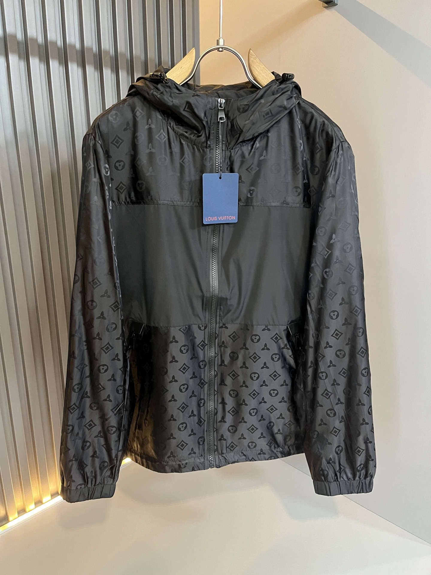 NO:527652,Louis Vuit*on Louis Vuit*on New autumn and winter light luxury Monogram three-dimensional dark pattern craftsmanship, same double-sided jacket for men and women!  The new high-end Louis family, the details and quality are always flawless, and creative designs are emerging one after another. If you don’t buy a few Louis items this fall and winter, you are not considered a fashion expert. Monogram patterns are unparalleled, interpreting Louis’s iconic elements, which are really something that everyone loves. The top-quality technology polyester fabric is made of super soft and tough, and has excellent breathability. From world-class trade-level OEM channels, the quantity is extremely rare and sold out without help. The 'Dou Brand' produces preschool items every year!  The original logo presents an extraordinary texture and is clean and neat. This is the Louis family's unique skill and the latest craftsmanship this season. The degree of meticulousness has reached the top, and the loose three-dimensional tailoring design is unique. It is a fusion of luxury and fashion!  Size M-3XL, louis vuitton,louis vuitton,louis vuitton,jackets & coats,jackets & coats,alexander wang19860909Louis Vuit*on 路易*登 秋冬新款轻奢Monogram立体暗纹工艺男女同款双面穿夹克外套！路易家族的新高端,细节品质永远的那么完美无瑕,创意设计层出不穷.今年秋冬季节没有入手几件路易你算不上时尚达人.Monogram图案无与伦比,诠释路易的标志性元素,实属人见人爱的东西.顶级的科技聚酯纤维面料打造,超级柔软且具有韧性,透气感也是绝佳.来自世界级贸易级别的代工厂渠道,数量极其稀少售完无补.“驴牌”每年都会出的老花单品！原版Logo呈现不一般的质感,干净俐落.这是路易家族的看家绝活也是本季度的最新工艺.细致化程度已经达到顶端了,宽松立体剪裁的版型设计堪称一绝.属于奢华与时尚的融合！尺码M-3XL,,louis vuitton,louis vuitton,louis vuitton,jackets & coats,jackets & coats,alexander wang,Men's clothing