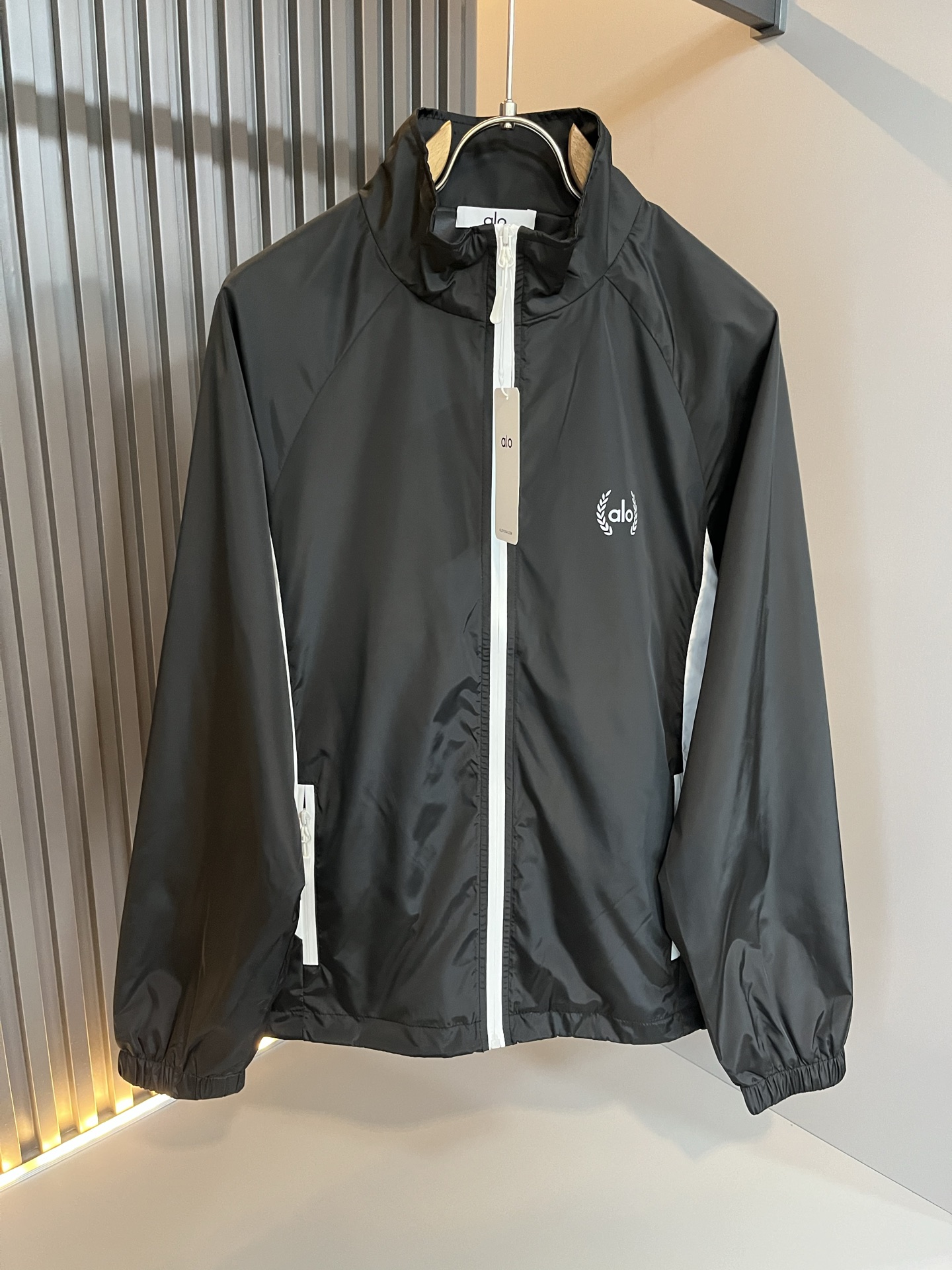 NO:528620,Alo2025 autumn and winter new series of items are launched, a very fashionable and avant-garde jacket for men and women, with logo logo pattern and printed decoration!  Different from the past, it declares the design concept that has been passed down for many years in the brand!  Its eye-catchingness is no less than any classic style, perfectly presenting the fashionable, high-end and luxurious feeling in front of the world!  Made of imported polyester fiber materials, selected high-quality polyester fiber fabrics, soft and soft to the touch, the real thing is definitely beyond your imagination, close to the body and breathable, even if you sweat profusely, you will not feel greasy or stuffy, and will bring sweating and moisture absorption to the extreme!  Size M-3XL, Jackets & coats, Jackets & coats, Alexander wang19860909Alo2025秋冬全新系列单品上线,非常时髦前卫的一款男女同款夹克外套,标识logo图案印花修饰！区别于以往的不同,宣示品牌传承多年的设计理念！其吸睛度完全不亚于任何经典款式,将时髦高级感与奢华感完美呈现在世人眼前！客供进口聚酯纤维材质制成,精选优质聚酯纤维面料,触感软糯亲肤细腻,实物到手绝对超乎你的想象,贴身无比舒适透气,即便是汗流浃背也不会有腻身及闷热感可言,将排汗吸湿性发挥到了极致！尺码M-3XL,,jackets & coats,jackets & coats,alexander wang,Men's clothing