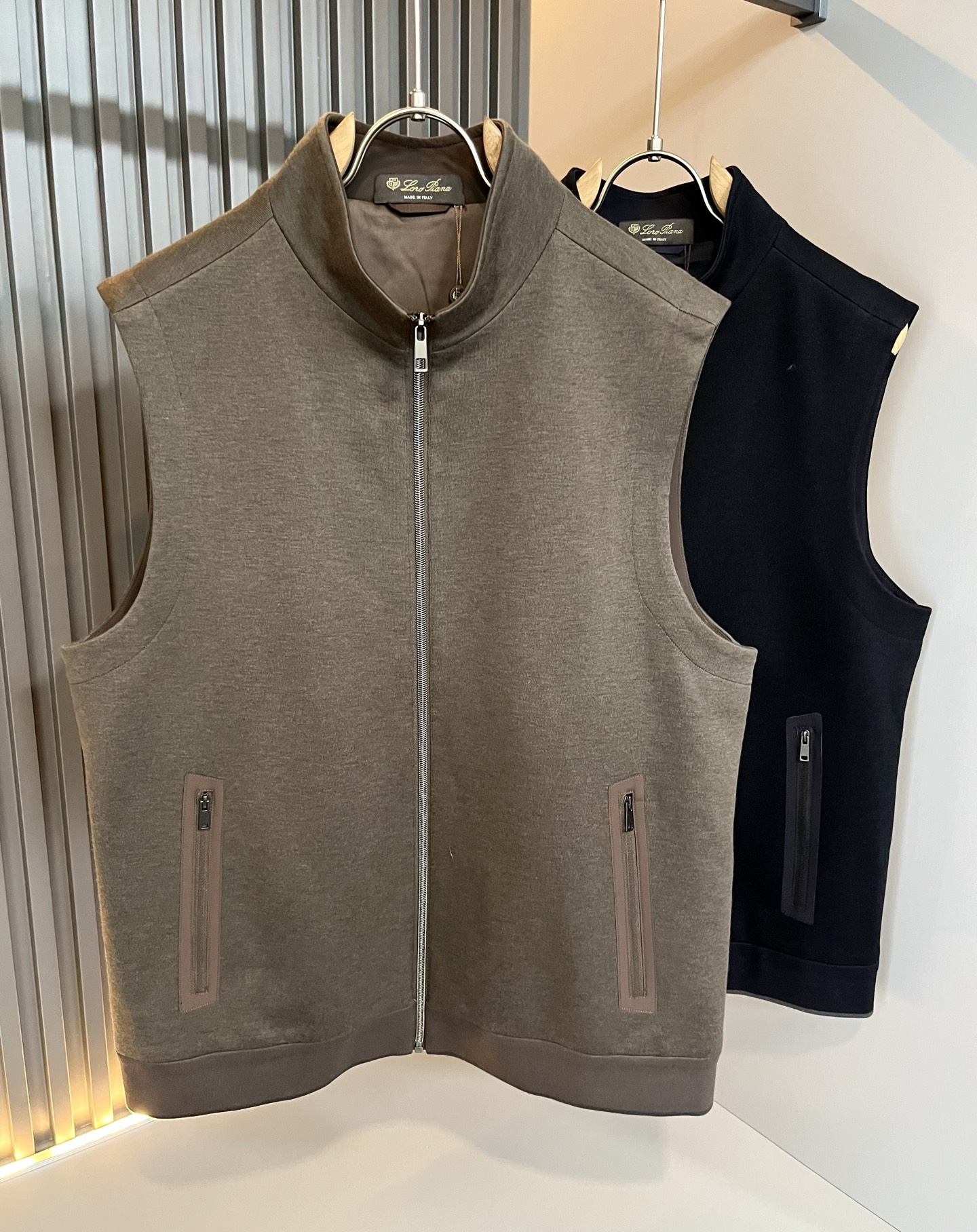 NO:525300,Loro Piana Nuoyou Pianya The latest trade order for men in autumn and winter, cashmere vest, full quality!  !  The upper body is comfortable, warm and comfortable, not stiff, and the overall three-dimensional feeling is rich, with quality export orders, customized exclusive knitted cashmere fabric tailoring to meet the simple needs of commuters for dressing. The upper body is very effective, it looks slim and does not picky about the figure. The fabric workmanship... Improper, only good craftsmanship can make you feel good and tasteful, a must-have item for everyone!  Size M-3XL, loro piana, alexander wang19860909Loro Piana诺悠翩雅 秋冬男士最新的贸易订单羊绒马甲,全品相！！上身舒适保暖舒适,不僵硬,整体有着丰富的立体感,品质出口订单,定制专属针织羊绒面料剪裁,满足通勤人们对于着装的简约需求,上身效果很好,显瘦,不挑剔身材.面料做工....无可挑剔,好工艺好面料才能穿出好品味一款,人手必备单品！尺码M-3XL,,loro piana,alexander wang,Men's clothing