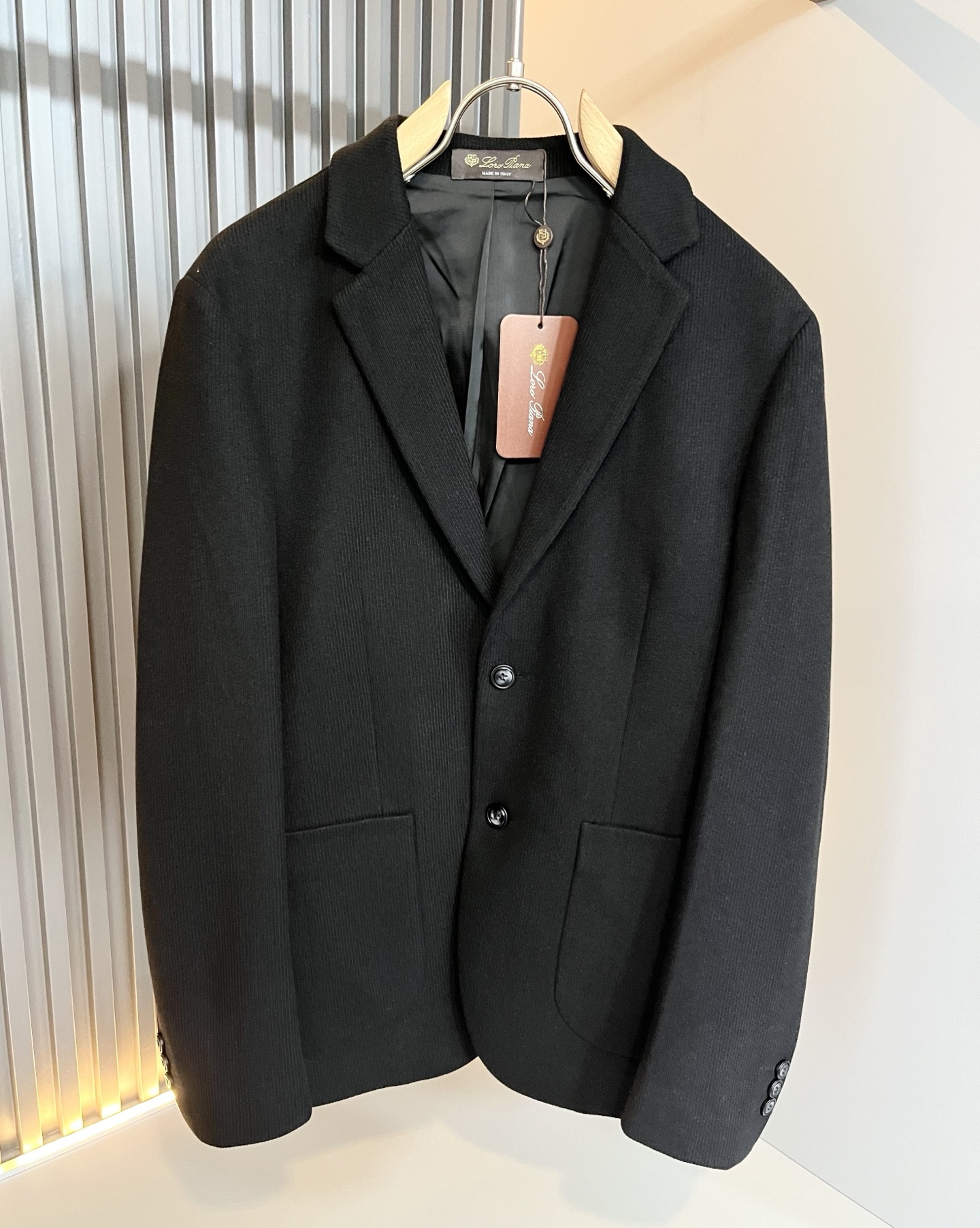 NO:528623,Loro Piana Nouyou Pianya 2025 autumn and winter men's suit jacket, the latest trade orders and all the quality!  !  Internet celebrity style!  The upper body is comfortable and breathable, not stiff, and the overall three-dimensional feeling is rich, with quality export orders, customized exclusive knitted wool fabric tailoring to meet the simple needs of commuters for dressing. The upper body is very effective, it looks slim and not picky about the figure. The fabric workmanship... Improper, only good craftsmanship can make you feel good and tasteful, a must-have item for everyone!  Size M-3XL, loro piana, jackets & coats, business suit, alexander wang19860909Loro Piana诺悠翩雅 2025秋冬男士西装外套,最新的贸易订单全品相！！网红款！上身舒适透气,不僵硬,整体有着丰富的立体感,品质出口订单,定制专属针织羊毛面料剪裁,满足通勤人们对于着装的简约需求,上身效果很好,显瘦,不挑剔身材.面料做工....无可挑剔,好工艺好面料才能穿出好品味一款,人手必备单品！尺码M-3XL,,loro piana,jackets & coats,business suit,alexander wang,Men's clothing