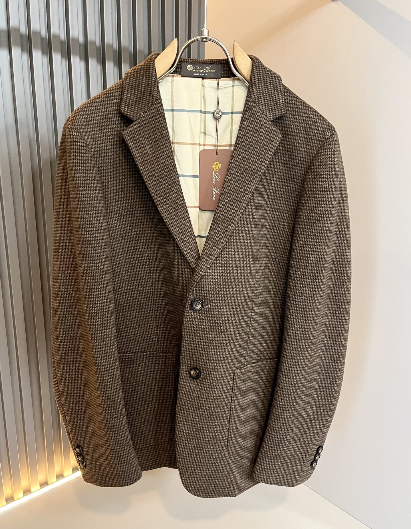 NO:531891,Loro Piana Nouyou Pianya autumn and winter men's blazer, the latest trade orders and all the quality!  !  Internet celebrity style!  The upper body is comfortable and breathable, not stiff, and the overall three-dimensional feeling is rich, with quality export orders, customized exclusive knitted wool fabric tailoring to meet the simple needs of commuters for dressing. The upper body is very effective, it looks slim and not picky about the figure. The fabric workmanship... Improper, only good craftsmanship can make you feel good and tasteful, a must-have item for everyone!  Size M-3XL, loro piana, jackets & coats, business suit, alexander wang19860909Loro Piana诺悠翩雅 秋冬男士西装外套,最新的贸易订单全品相！！网红款！上身舒适透气,不僵硬,整体有着丰富的立体感,品质出口订单,定制专属针织羊毛面料剪裁,满足通勤人们对于着装的简约需求,上身效果很好,显瘦,不挑剔身材.面料做工....无可挑剔,好工艺好面料才能穿出好品味一款,人手必备单品！尺码M-3XL,,loro piana,jackets & coats,business suit,alexander wang,Men's clothing