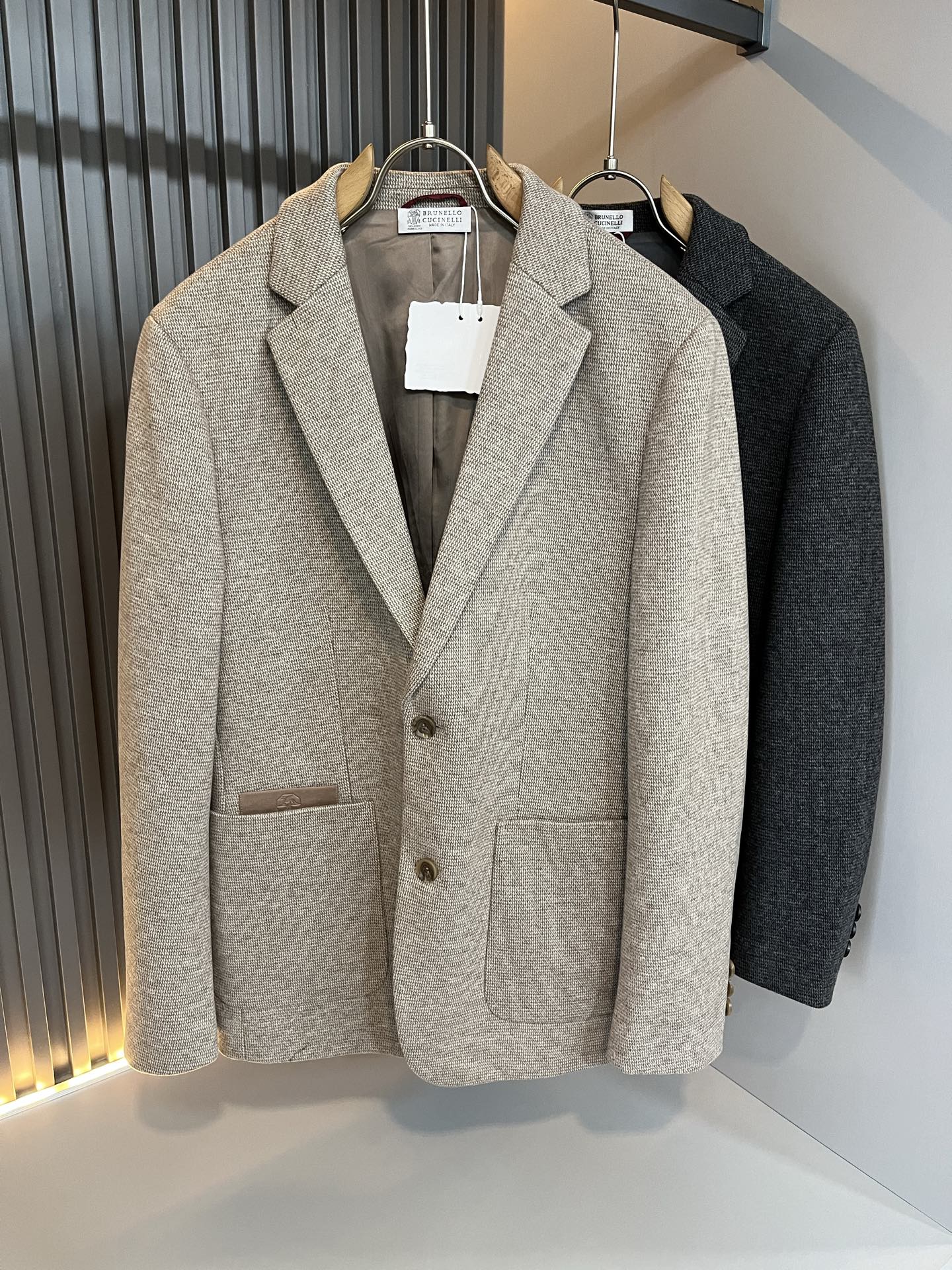 NO:526476,BC-Brunello Cucineli Autumn and Winter New Men's Woolen Jacket Suit Jacket, a fashionable and versatile item that many celebrities love to wear!  Pocket LOGO leather design!  Match with logo buttons!  Super good-looking. Friends who like classic and simple must not miss this one!  The calm and atmospheric brand style has always been favored by the upper class! It is also the best choice for fashionable items!  The upper body is so handsome, highly recommended!  !  !  In addition to its own brand added value, the biggest attraction of this piece is more certain that it has a high cost-effectiveness in the material!  Customized original exclusive top wool woolen material design!  Make sure the style is crisp, simple and not complicated, and it is very pleasing to the eye!  Code number M-3XL, brunello cucinelli, jackets & coats, jackets & coats, business suit, alexander wang19860909BC-Brunello Cucineli 秋冬新款男士羊毛呢夹克西装外套,众多明星都爱穿的时尚百搭单品！口袋LOGO皮革设计！搭配logo纽扣装饰！超级好看,喜欢经典简约的朋友,一定不能错过了这款！沉稳大气的品牌风格一直以来备受上层人士的青睐!也是时尚单品的不二之选！ 上身帅到爆了,强烈推荐！！！这件最大的吸引力除了他本身的品牌附加值,更加肯定的材质上都有很高的性价比！ 定制原版专属顶级羊毛呢材质设计！确保版型的挺括,精简不繁,很是耐看！码数M-3XL,,brunello cucinelli,jackets & coats,jackets & coats,business suit,alexander wang,Men's clothing