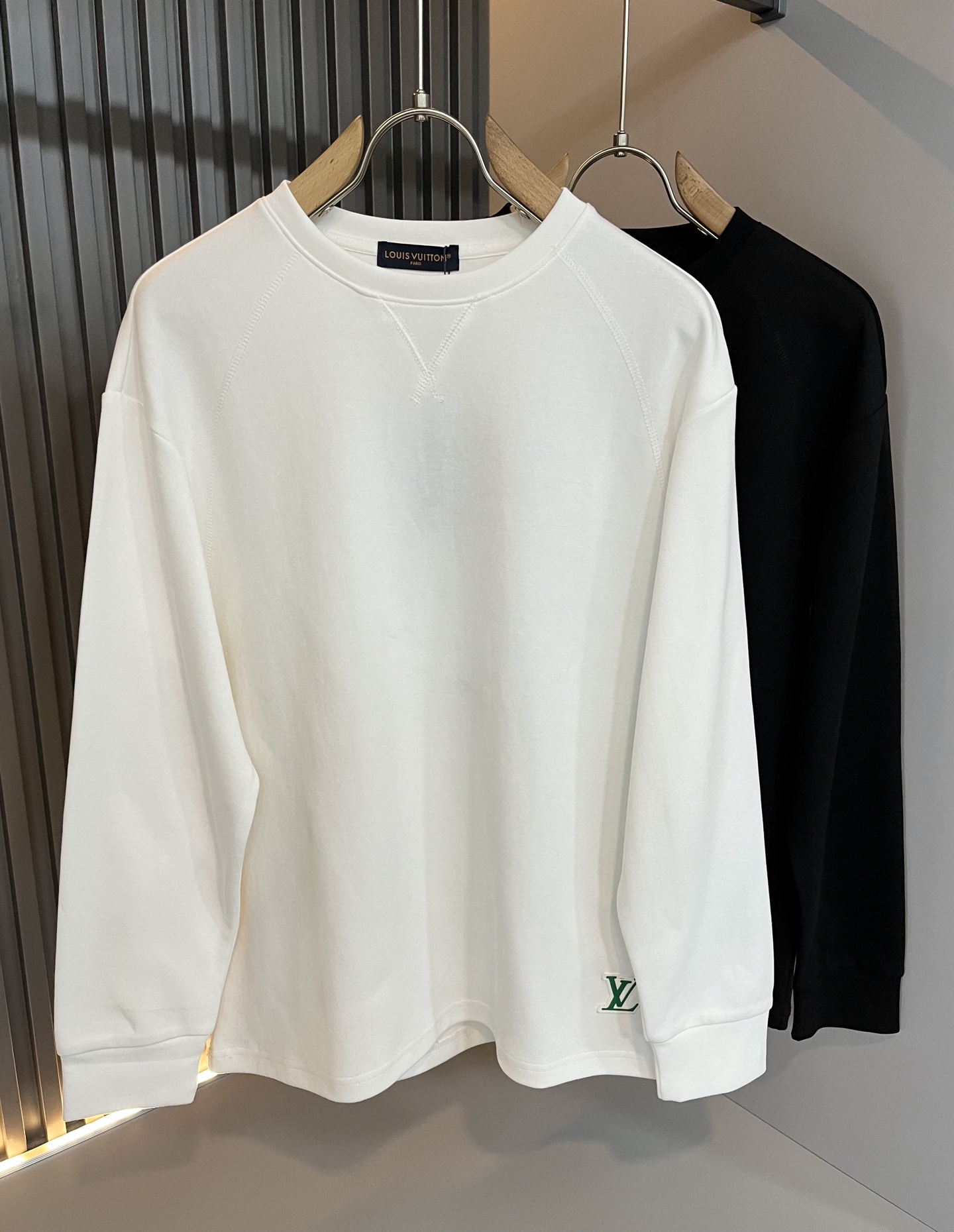 NO:524303,LouisVuitt*Louis*Deng The new autumn and winter series of items are launched, a very fashionable and avant-garde long-sleeved sweatshirt for men and women, with logo logo pattern glue-pressing design!  Different from the past, it declares the design concept that has been passed down for many years in the brand!  Its eye-catchingness is no less than any classic style, perfectly presenting the fashionable, high-end and luxurious feeling in front of the world!  Made of imported cotton materials, selected high-quality pure cotton fabrics, soft and soft to the touch, the real thing is definitely beyond your imagination, and it has been used to the extreme!  Size M-3XL, louis vuitton,louis vuitton,hoodie,sweatshirts,alexander wang19860909LouisVuitt*路易*登 秋冬全新系列单品上线,非常时髦前卫的一款男女同款长袖卫衣,标识logo图案压胶设计！区别于以往的不同,宣示品牌传承多年的设计理念！其吸睛度完全不亚于任何经典款式,将时髦高级感与奢华感完美呈现在世人眼前！客供进口全棉材质制成,精选优质纯棉面料,触感软糯亲肤细腻,实物到手绝对超乎你的想象,发挥到了极致！尺码M-3XL,,louis vuitton,louis vuitton,hoodie,sweatshirts,alexander wang,Men's clothing