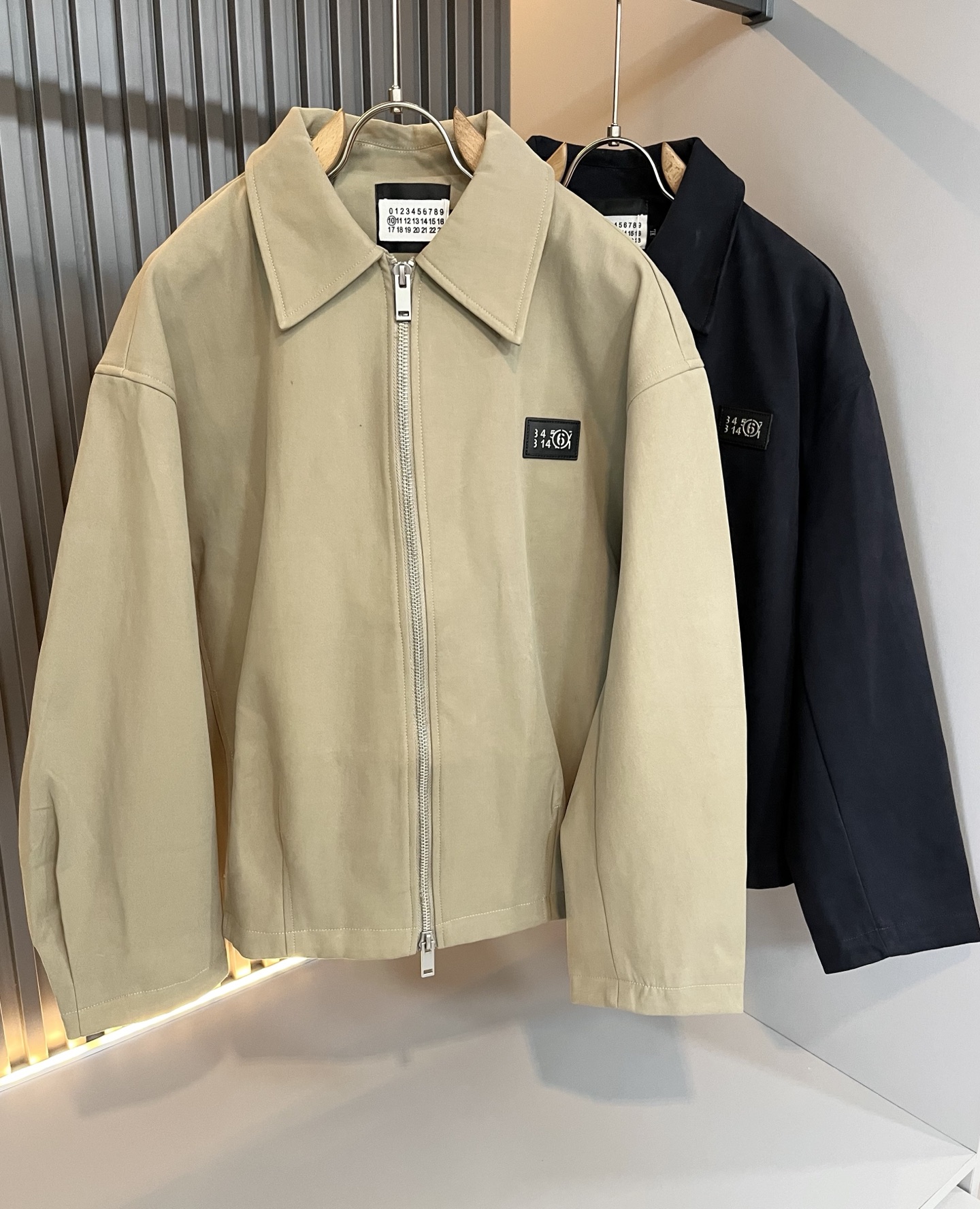 NO:524038,Maison Margiel 2025 autumn and winter new men and women's casual jackets are available at the same time in the counter!  Customized exclusive fabrics, leather design on chest logo pattern!  !  Simple and generous, calm and versatile, extremely high-end, perfectly integrated with fashion and style, a top fashionable style that perfectly suits the outside wear!  The overall feeling is natural!  Extremely classic versatile casual pants, custom canvas cotton fabric!  The ultimate perfection of heavy industry!  Fans who pursue high quality are please buy them by themselves, and all fans who know the goods are invited to appreciate this model together!  !  Size S-2XL, Masion Margiela, Jackets & Coats, Jackets & Coats, Alexander wang19860909马吉拉 maison margiel 2025秋冬新款男女同款休闲夹克外套,专柜同步发售！定制专属面料,胸前logo图案皮革设计！！简约大方,从容百搭,档次极高,完美融入时尚还有风情感一款完美符合外穿的顶尖时髦气质款！整体给人浑然天成的感觉！极致经典的百搭型休闲裤,定制帆布棉面料！极致的重工极致的完美！追求高品质的粉丝们请自行抢购,诚邀所有识货的粉丝一同鉴赏此款！！尺码S-2XL,,masion margiela,jackets & coats,jackets & coats,alexander wang,Men's clothing