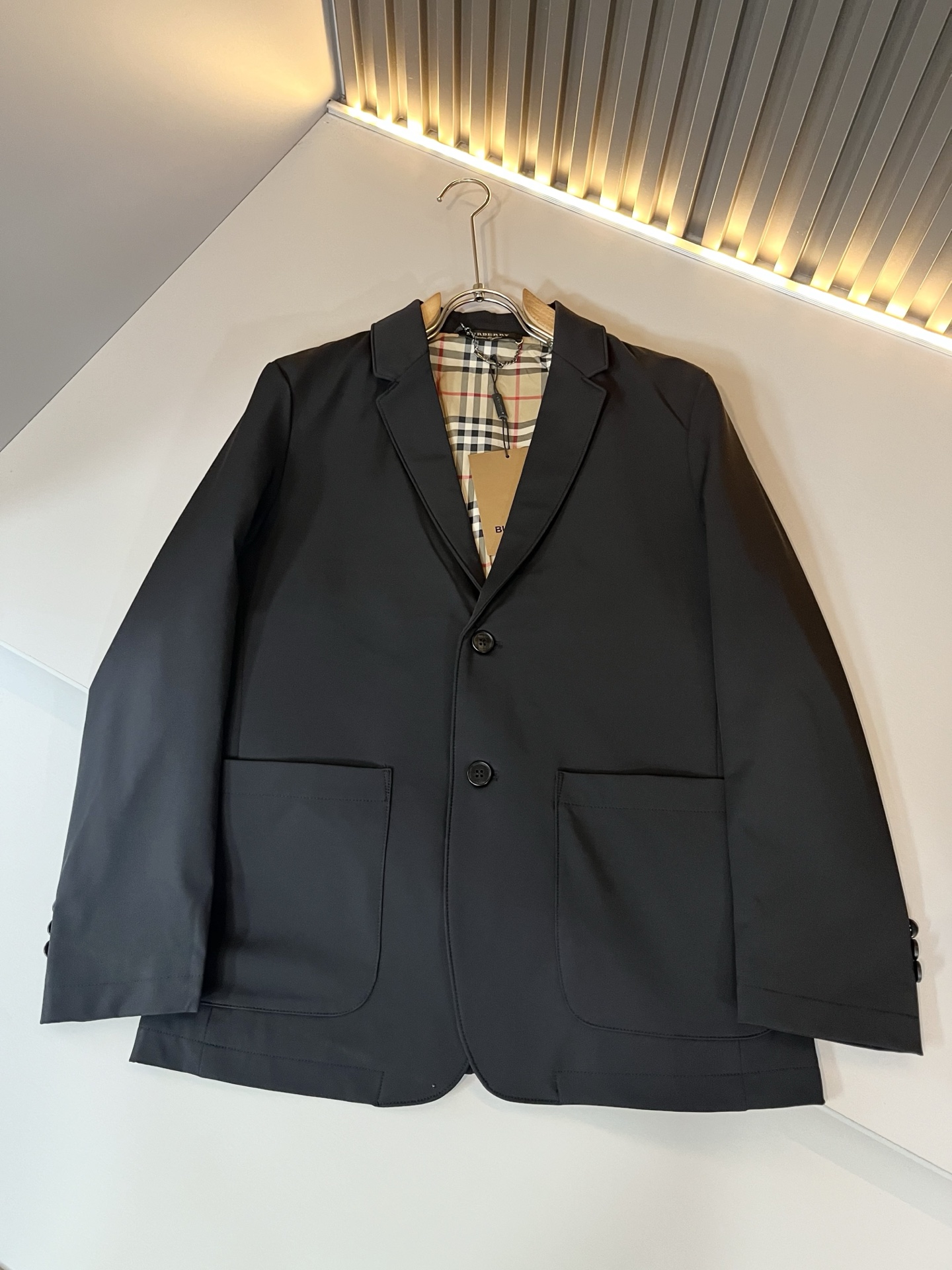 Bur*erry 巴*莉 2025秋冬新款经典男士西装夹克外套，品牌经典格子设计元素！既不单调也不复杂,