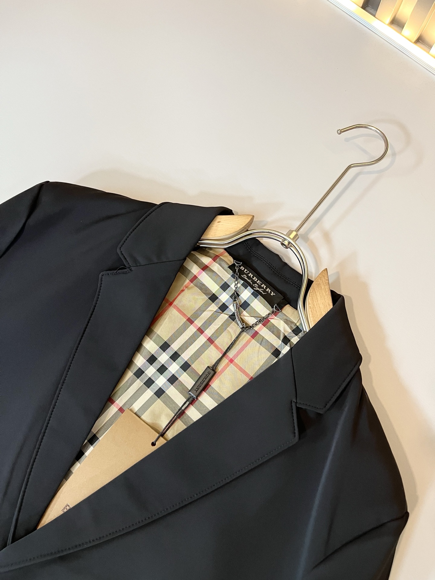 Bur*erry 巴*莉 2025秋冬新款经典男士西装夹克外套，品牌经典格子设计元素！既不单调也不复杂,