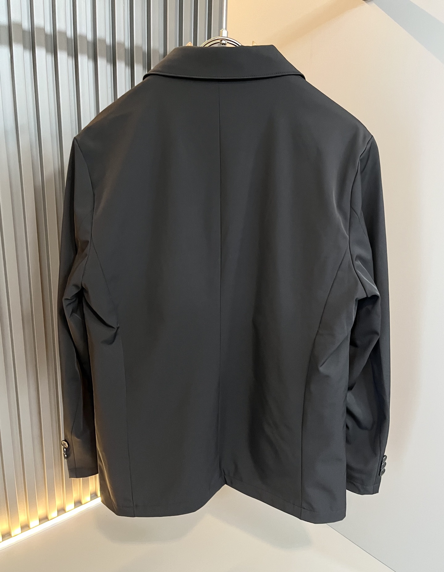 Bur*erry 巴*莉 2025秋冬新款经典男士西装夹克外套，品牌经典格子设计元素！既不单调也不复杂,